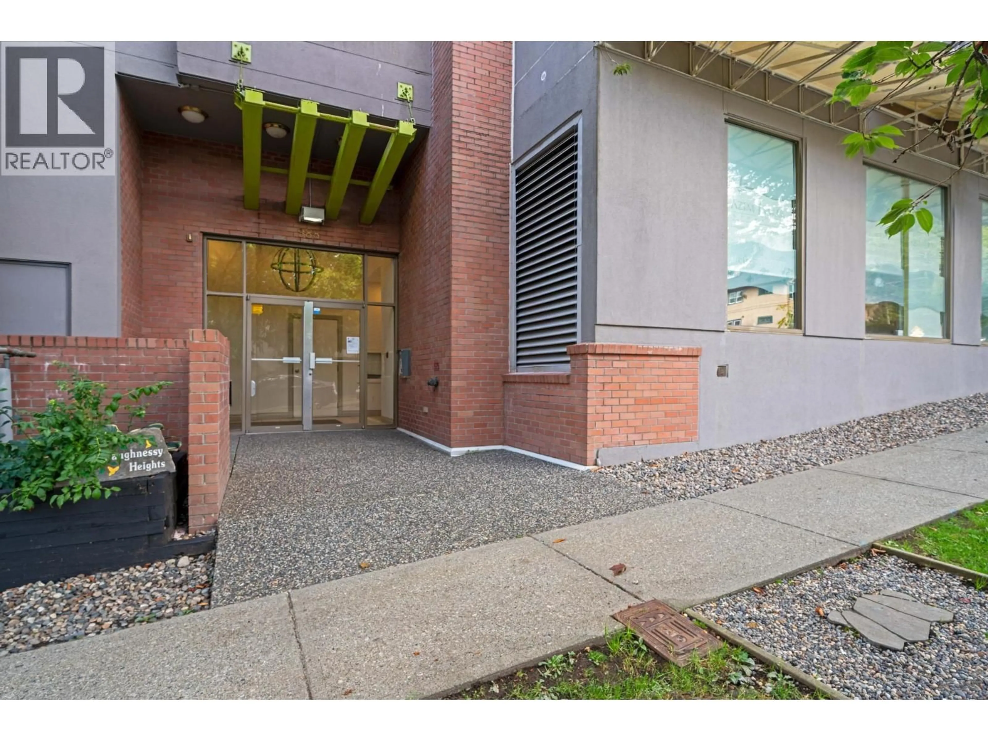 Indoor foyer for 207 - 988 21ST AVENUE, Vancouver British Columbia V5Z1Z1