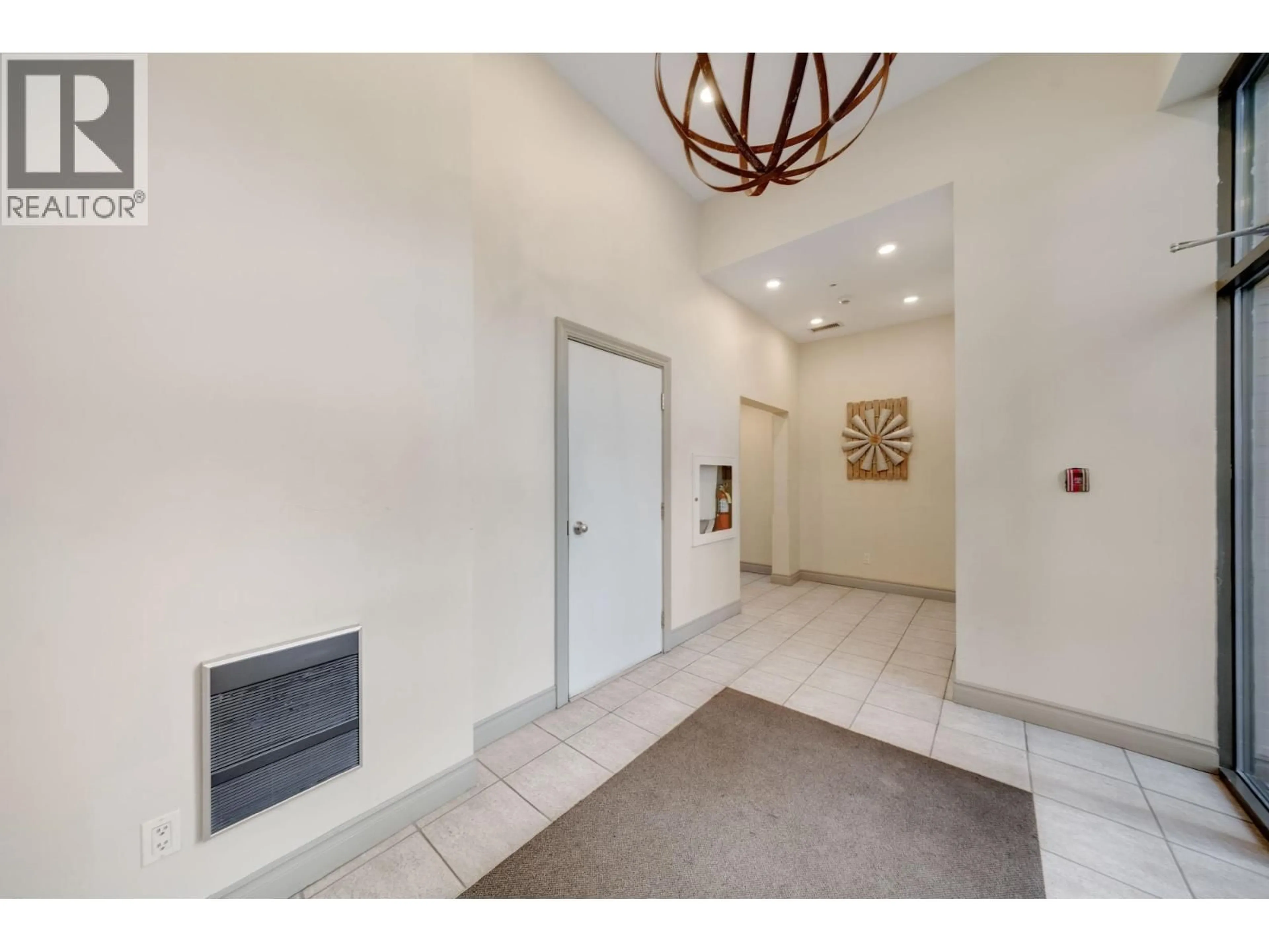 Indoor foyer for 207 - 988 21ST AVENUE, Vancouver British Columbia V5Z1Z1