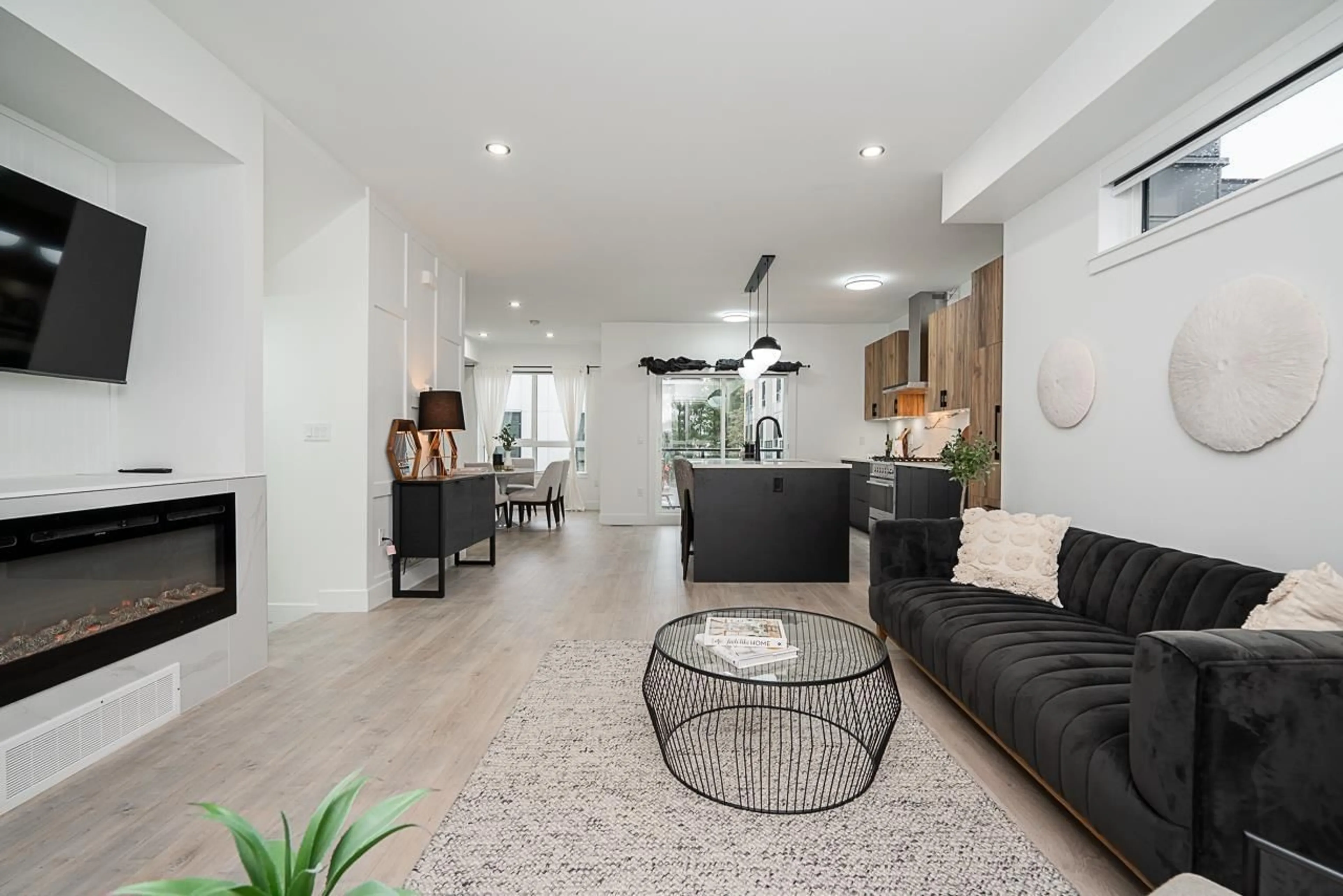 Living room with furniture, unknown for 1 - 13895 64, Surrey British Columbia V3W3N9