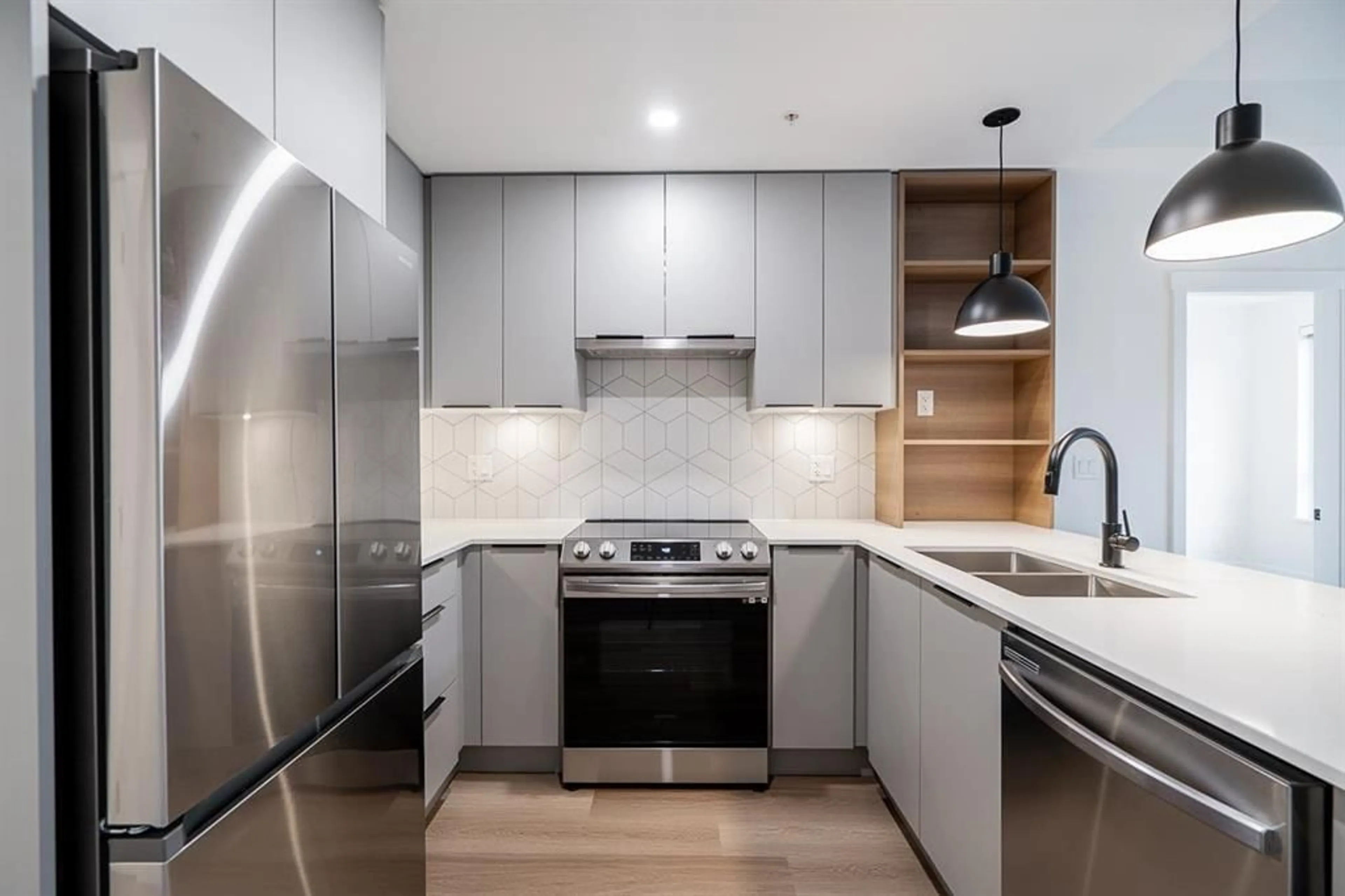 Standard kitchen, unknown for 405 - 10778 138, Surrey British Columbia V3T5T2