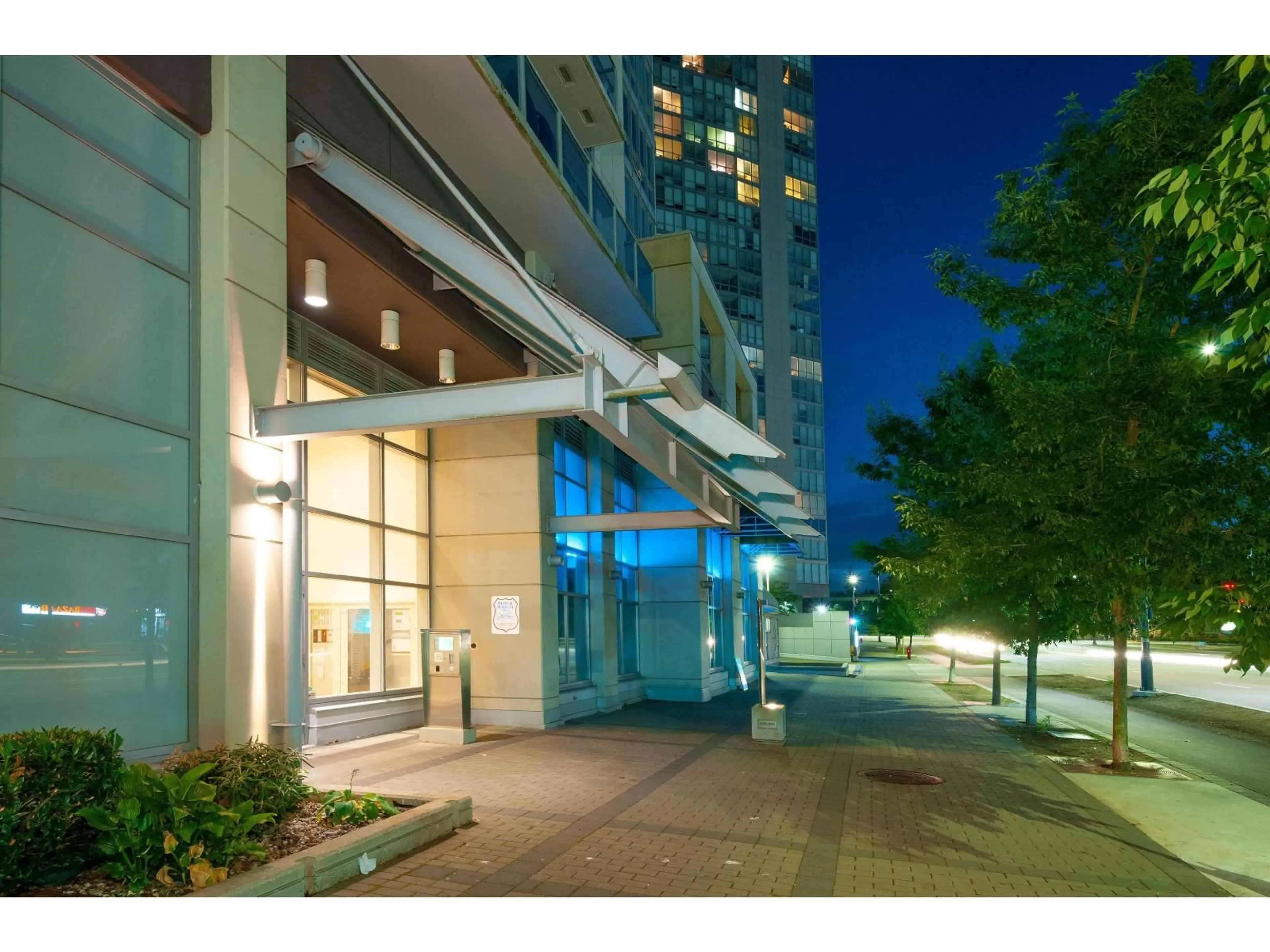 Indoor foyer for 1606 - 13688 100, Surrey British Columbia V3T0G5
