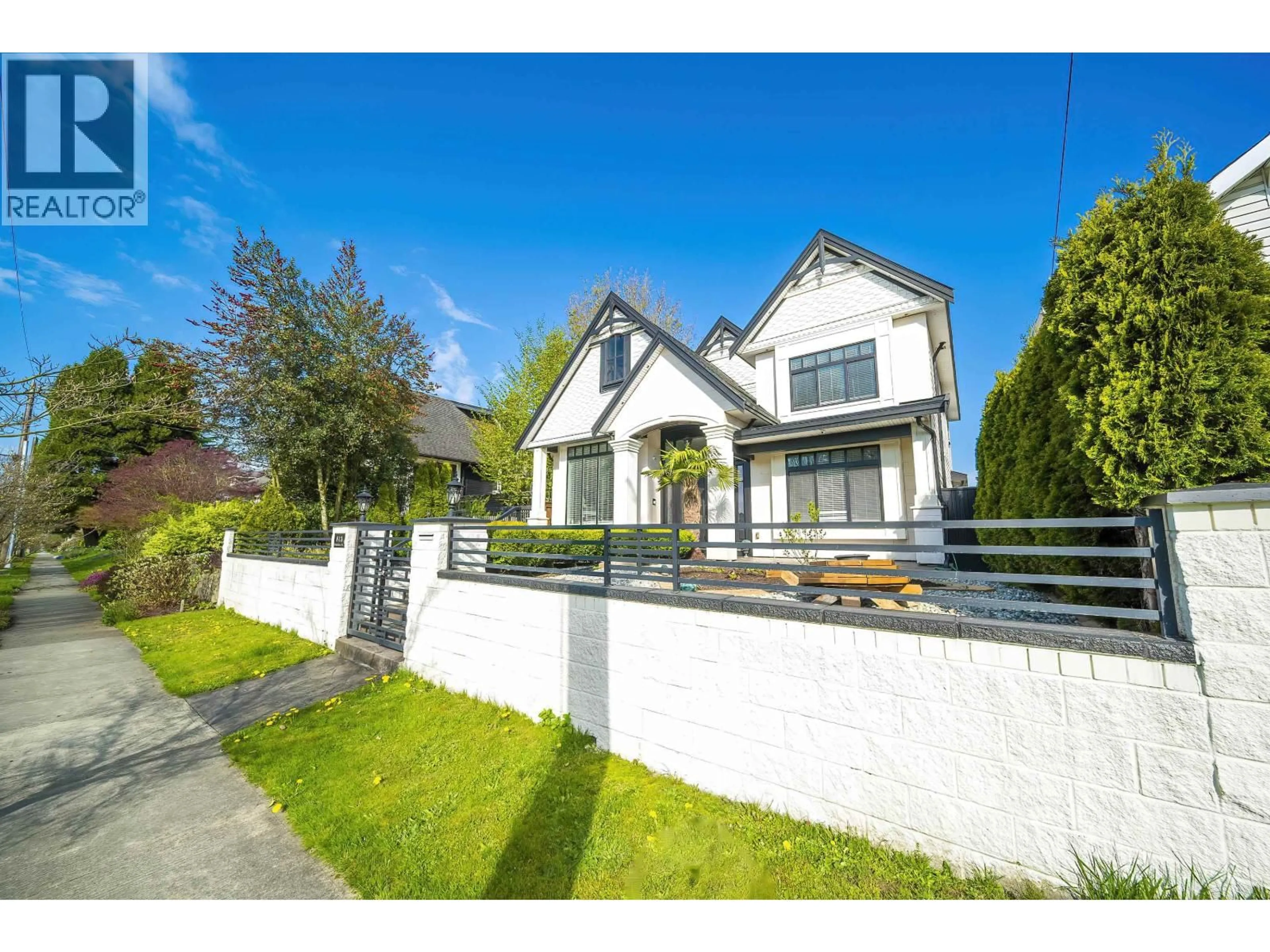 A pic from outside/outdoor area/front of a property/back of a property/a pic from drone, street for 813 DUBLIN STREET, New Westminster British Columbia V3M2Y5