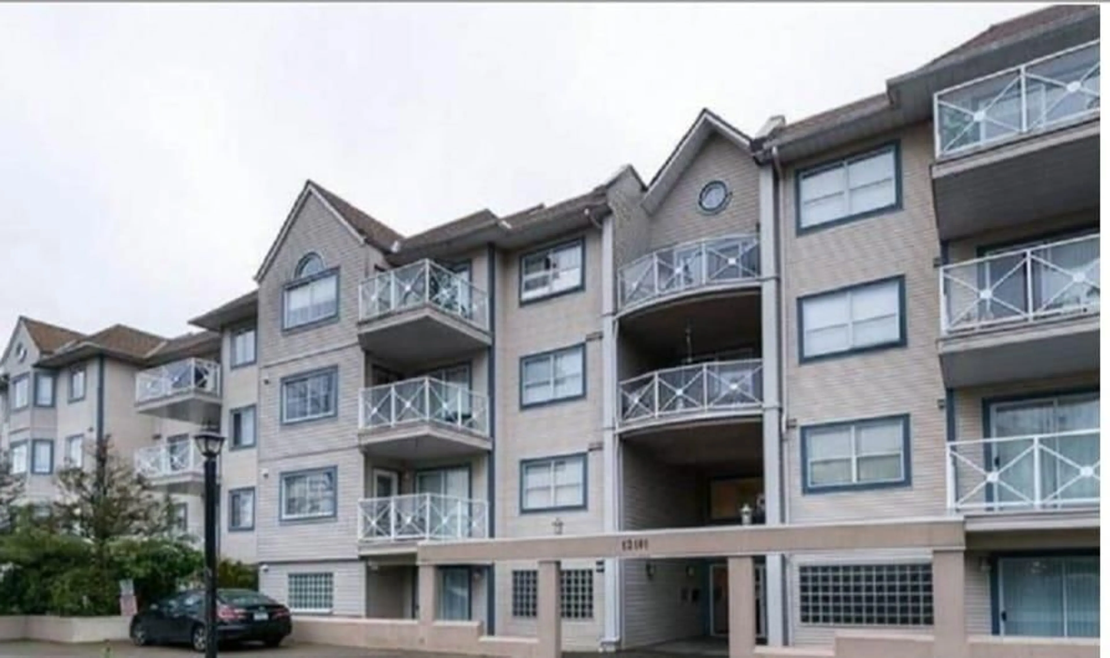 Patio, building for 111 - 12101 80, Surrey British Columbia V3W5V6