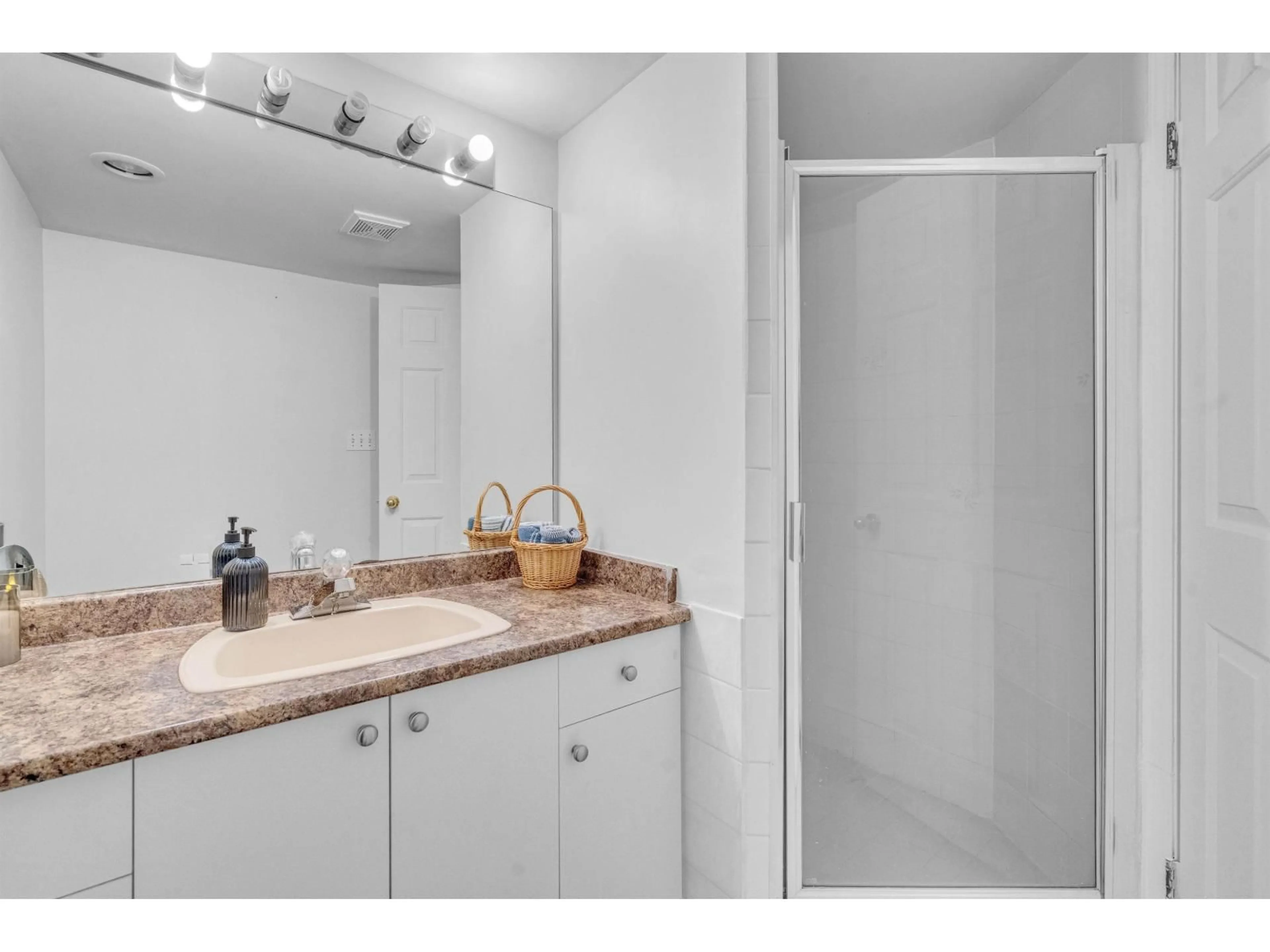 Standard bathroom, unknown for 111 - 12101 80, Surrey British Columbia V3W5V6