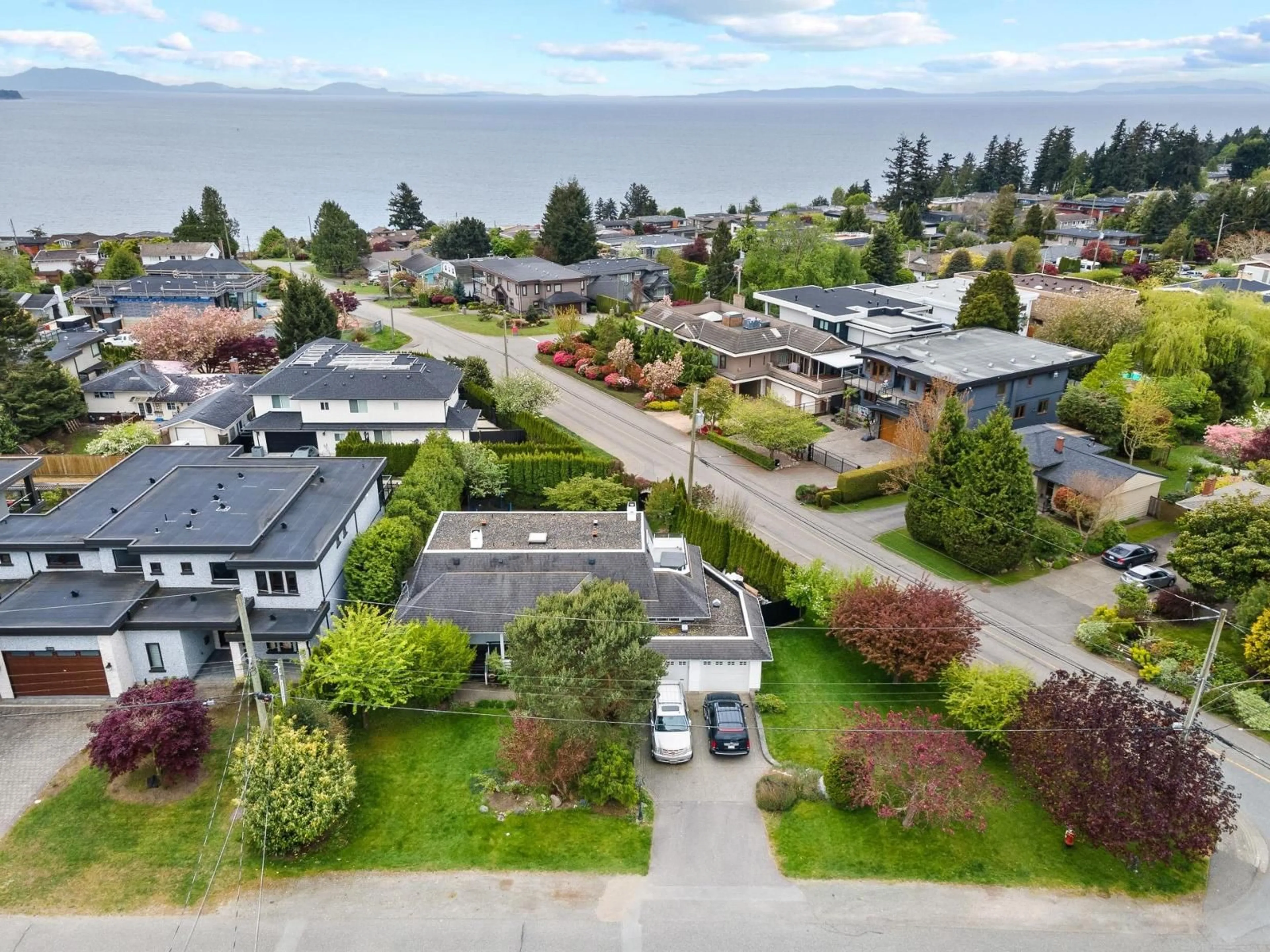 A pic from outside/outdoor area/front of a property/back of a property/a pic from drone, water/lake/river/ocean view for 14424 MANN PARK, White Rock British Columbia V4B3A8