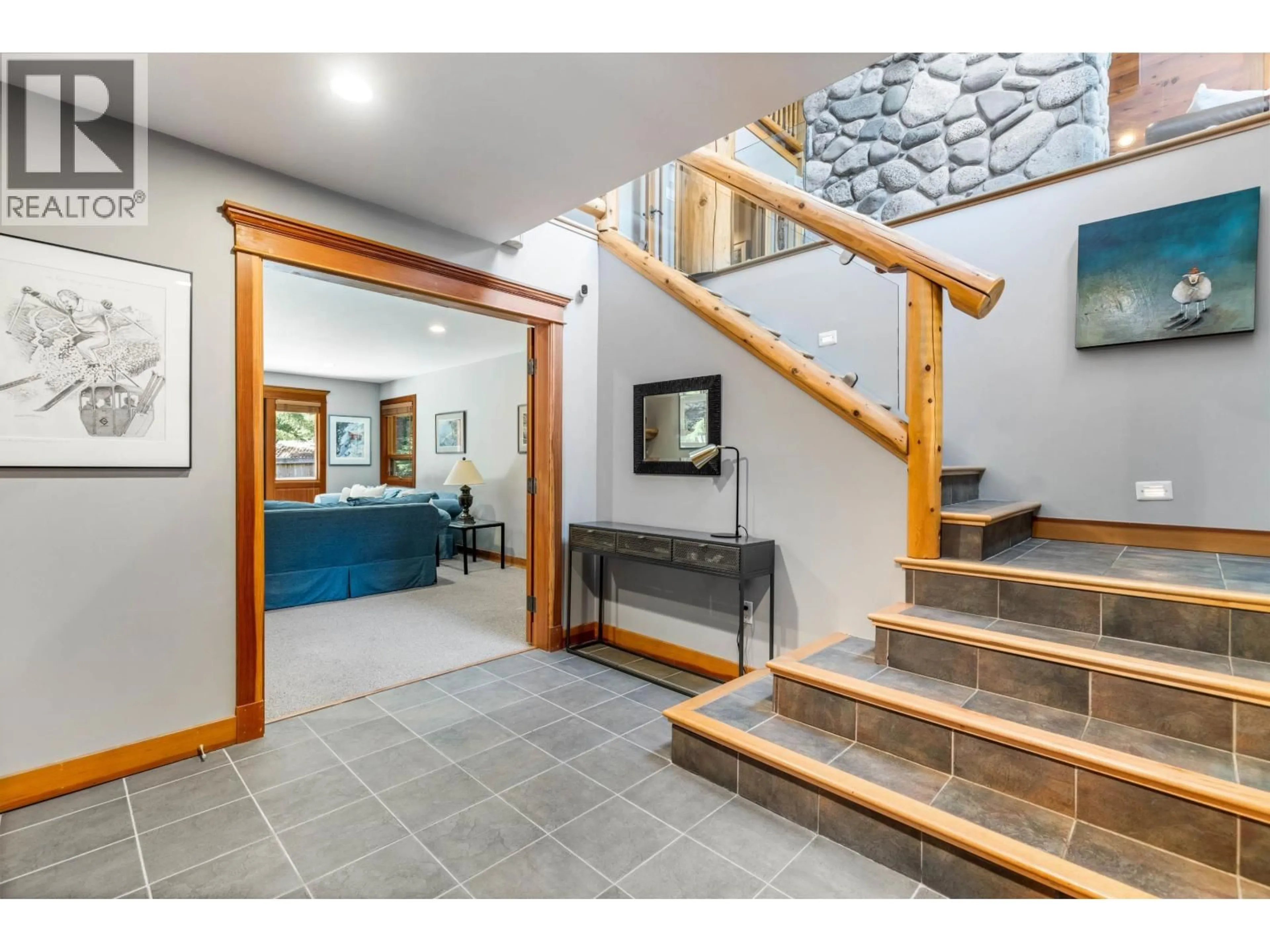 Indoor foyer for 6487 BALSAM WAY, Whistler British Columbia V8E0C5