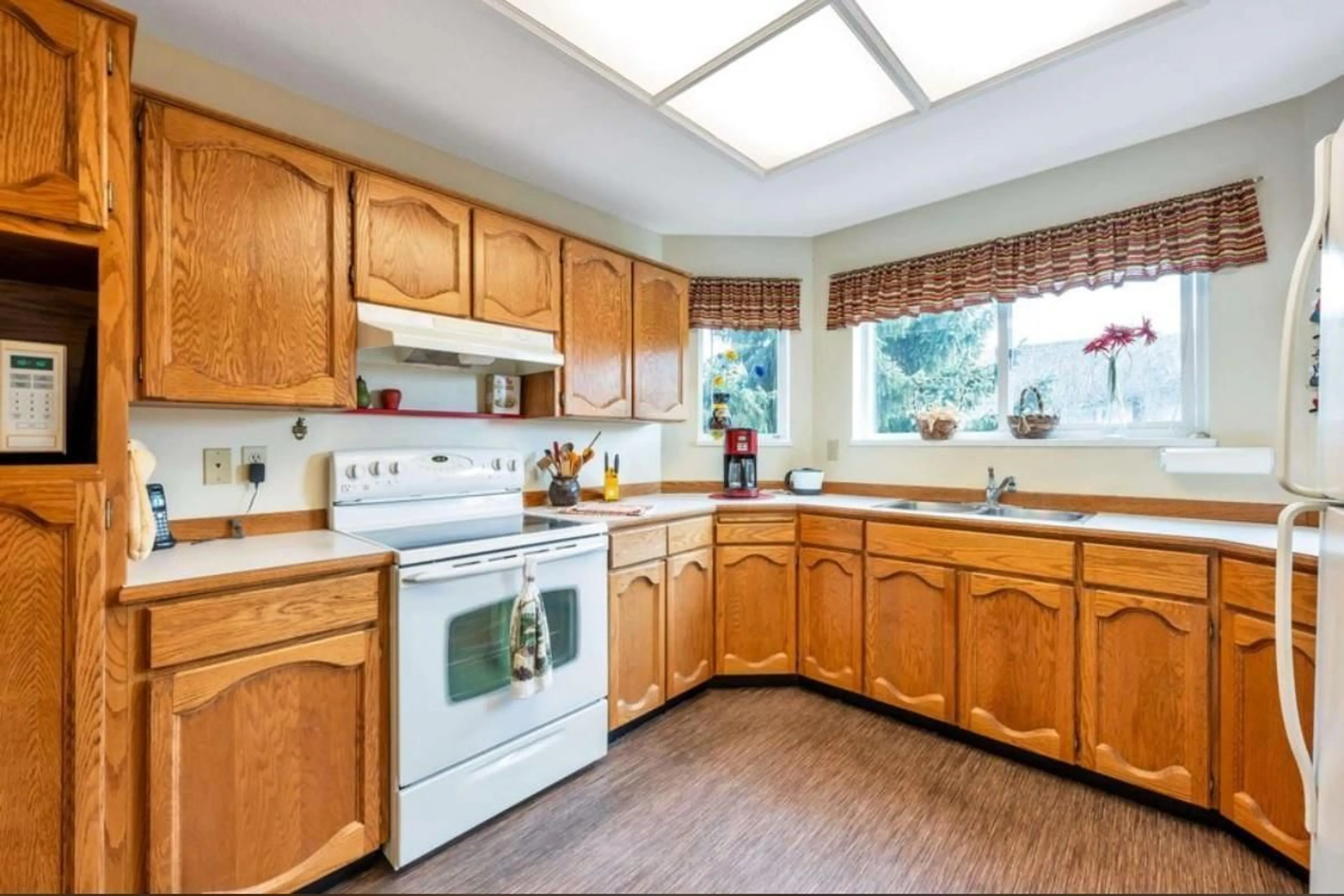 Standard kitchen, unknown for 203 - 1378 FIR, White Rock British Columbia V4B4B2