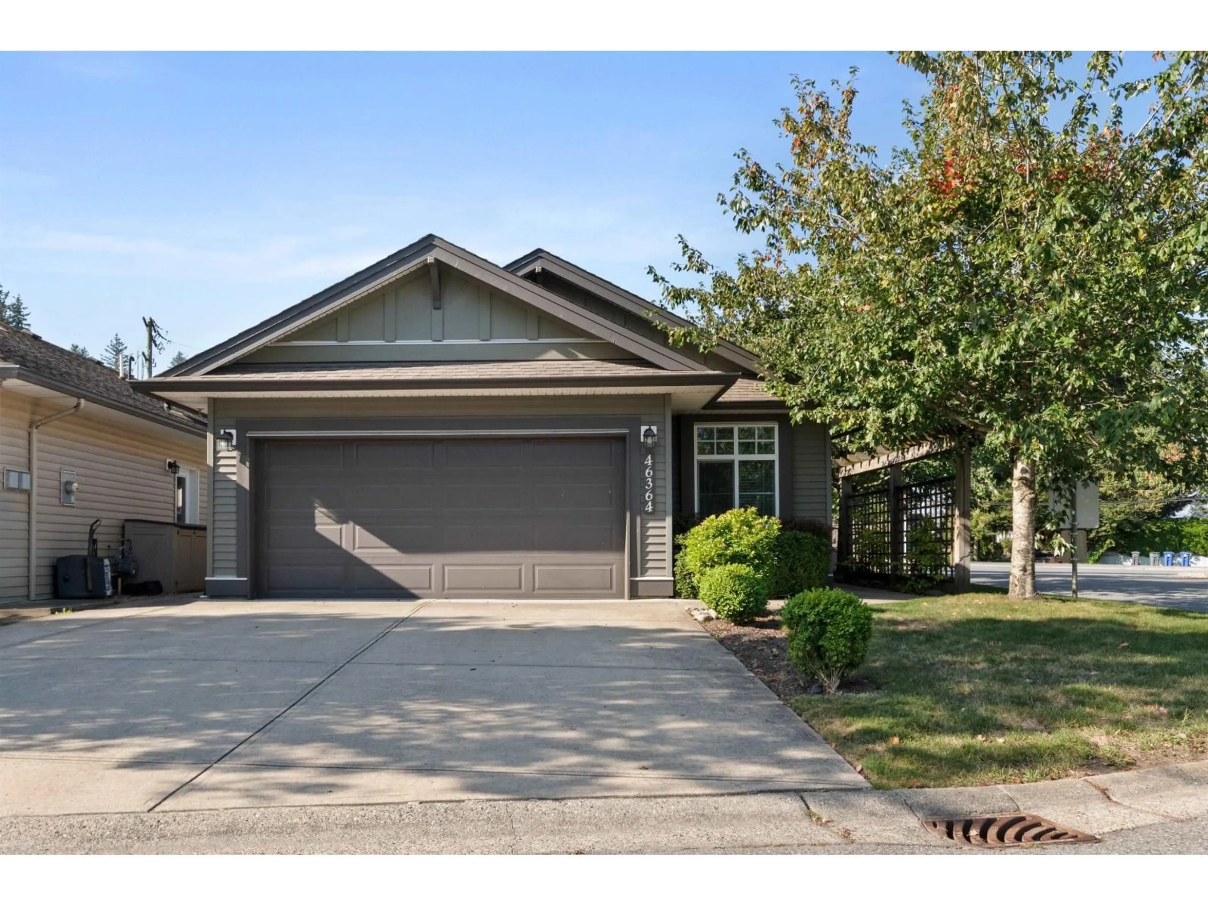 Home with vinyl exterior material, street for 46364 BEDFORD PARKWAY, Chilliwack British Columbia V2R5N4