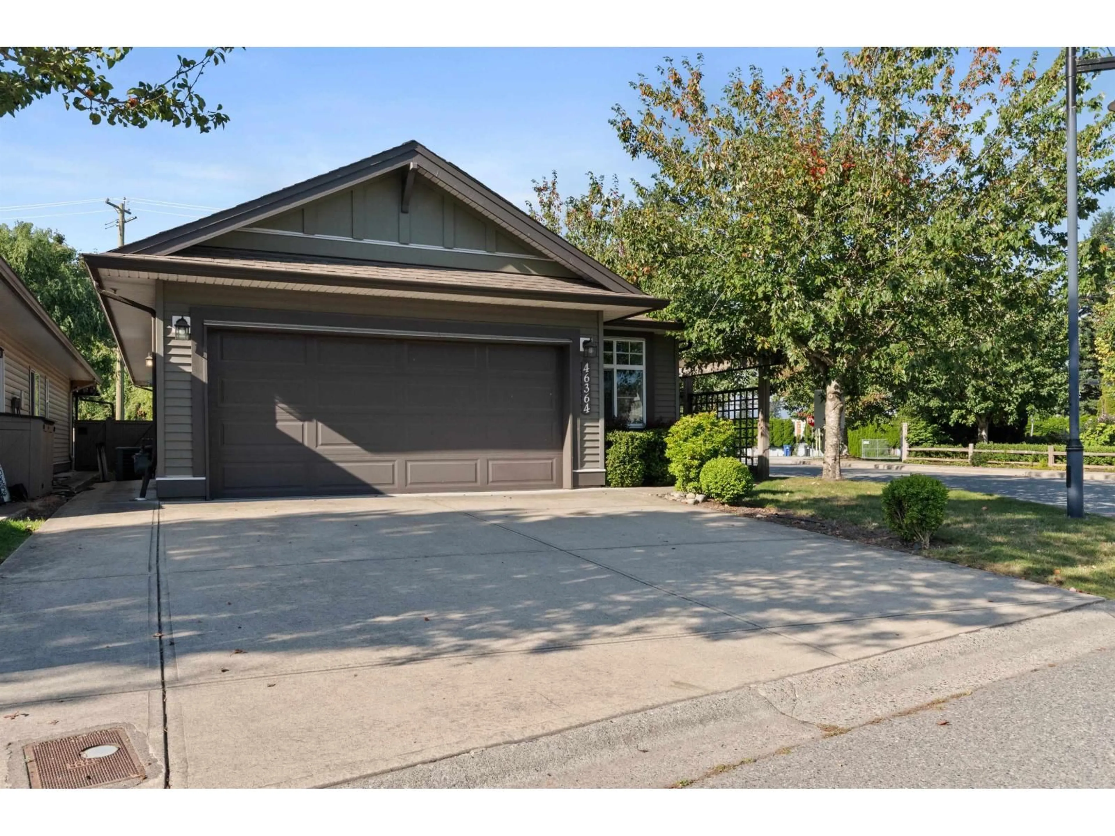 Home with vinyl exterior material, street for 46364 BEDFORD PARKWAY, Chilliwack British Columbia V2R5N4