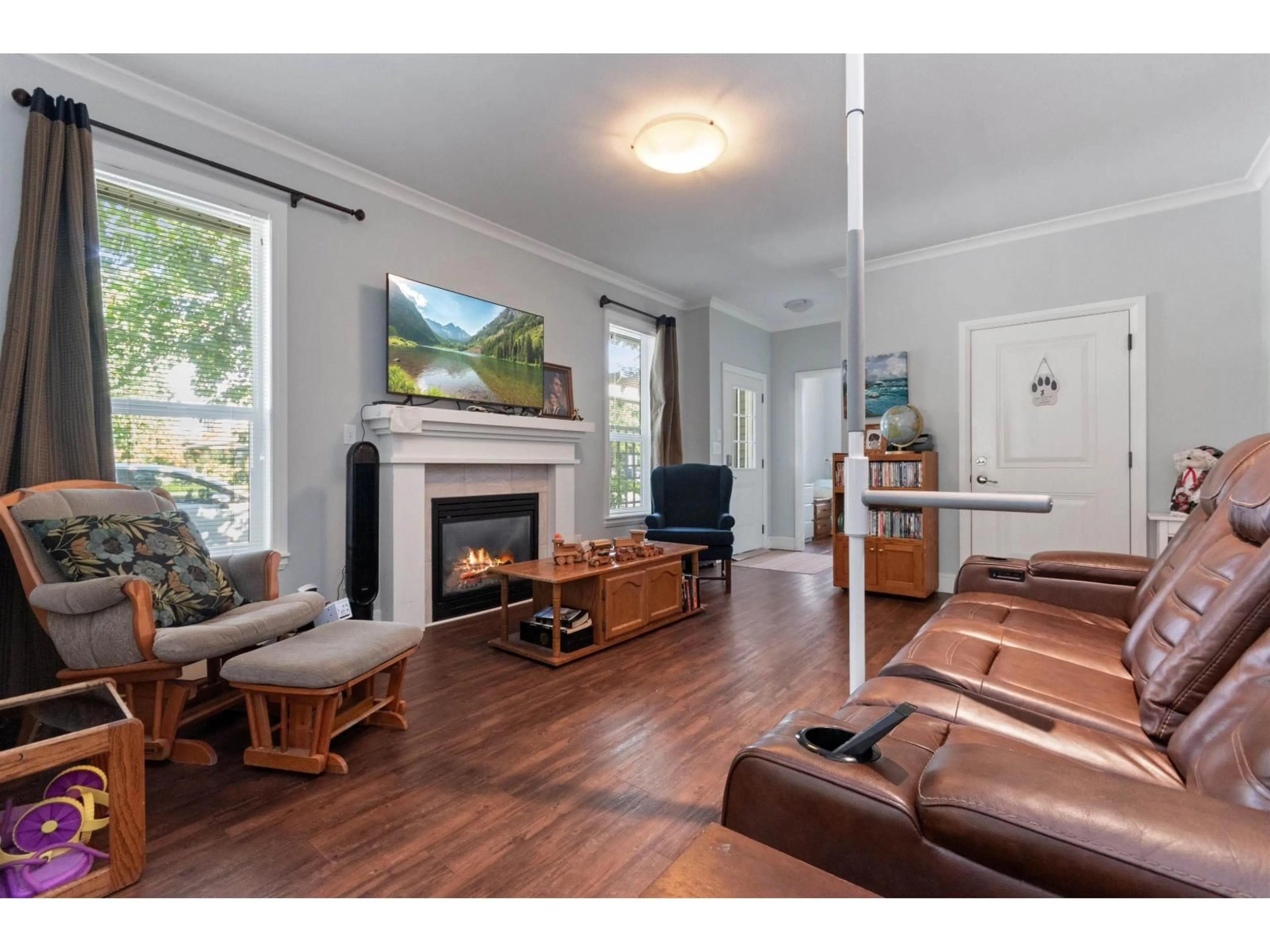 Living room with furniture, wood/laminate floor for 46364 BEDFORD PARKWAY, Chilliwack British Columbia V2R5N4