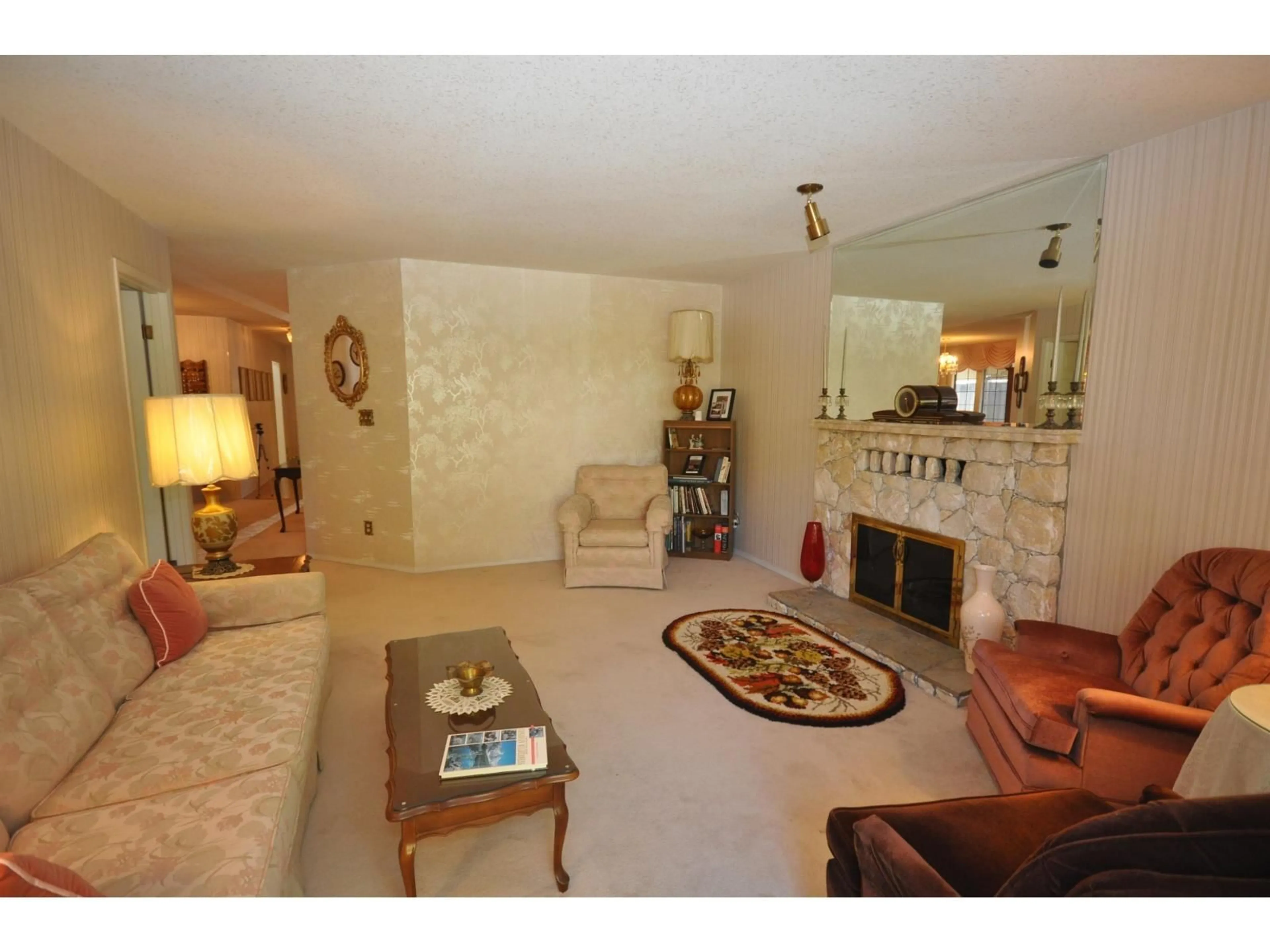 Living room with furniture, unknown for 14991 SOUTHMERE, Surrey British Columbia V4A7T6