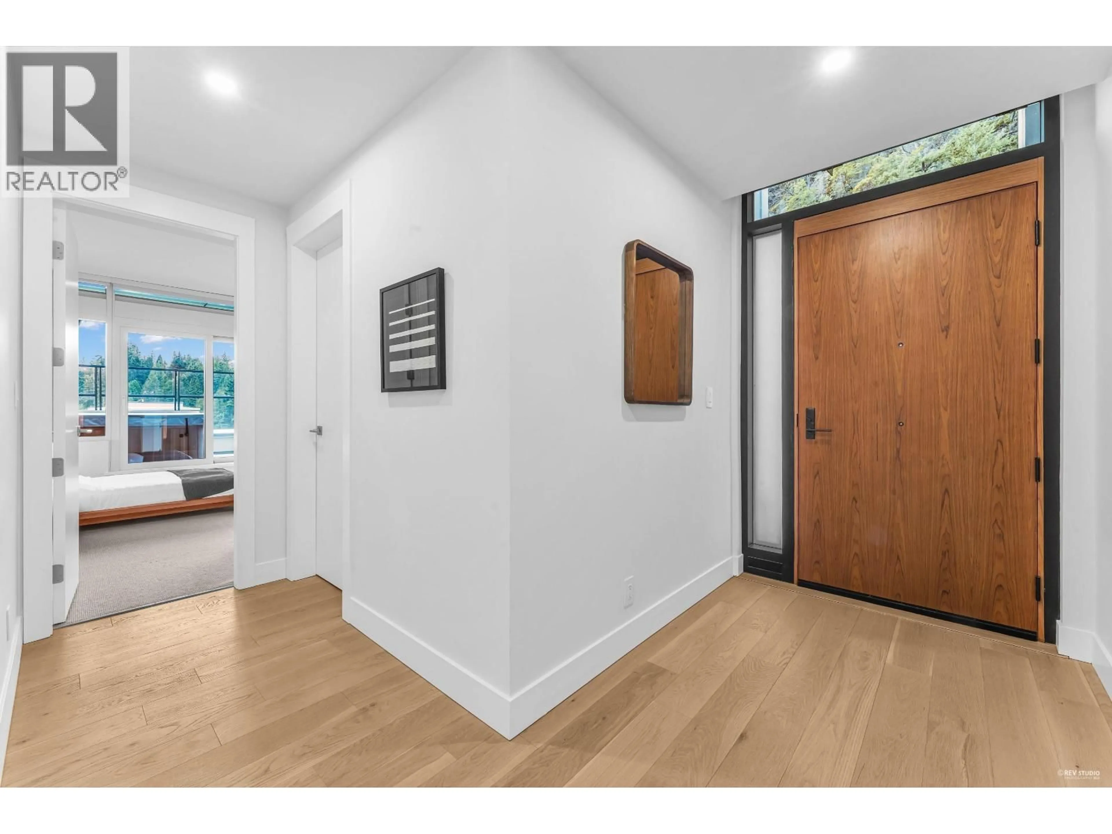 Indoor entryway for 1002 - 6707 NELSON AVENUE, West Vancouver British Columbia V7W0A4