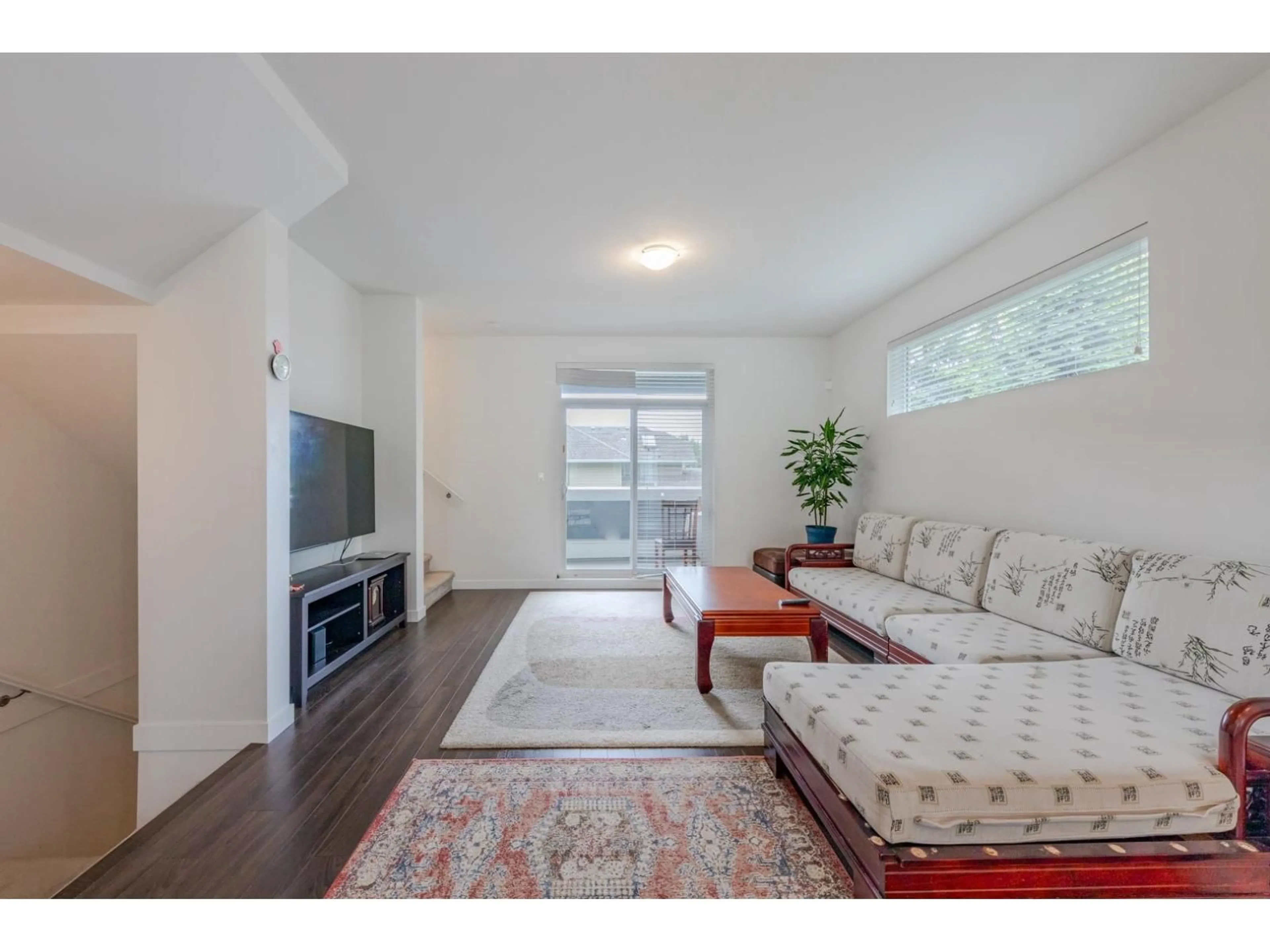 Living room with furniture, wood/laminate floor for 28 - 16337 15, Surrey British Columbia V4A0C3