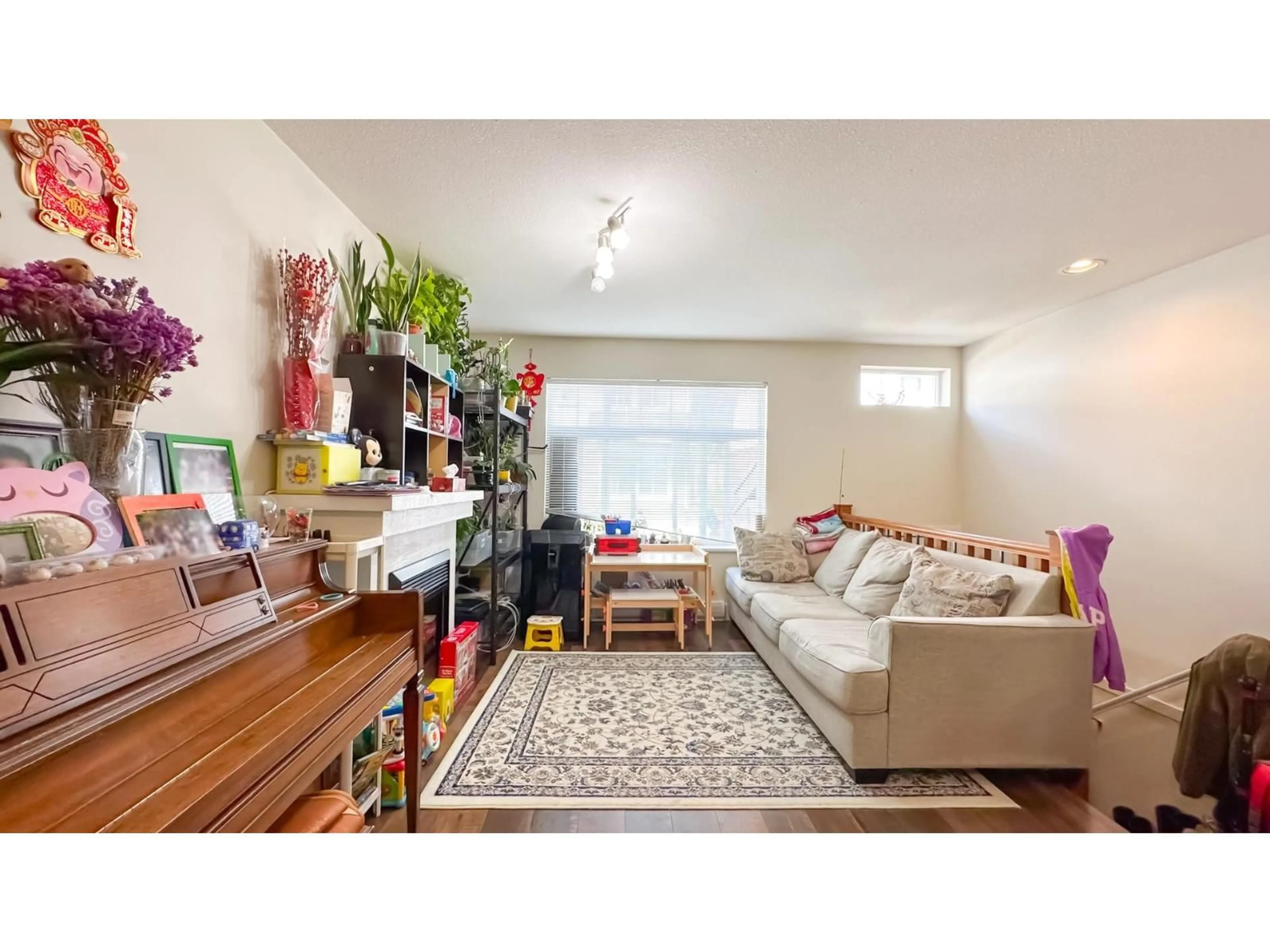 Living room with furniture, wood/laminate floor for 152 - 16177 83, Surrey British Columbia V4N5T3