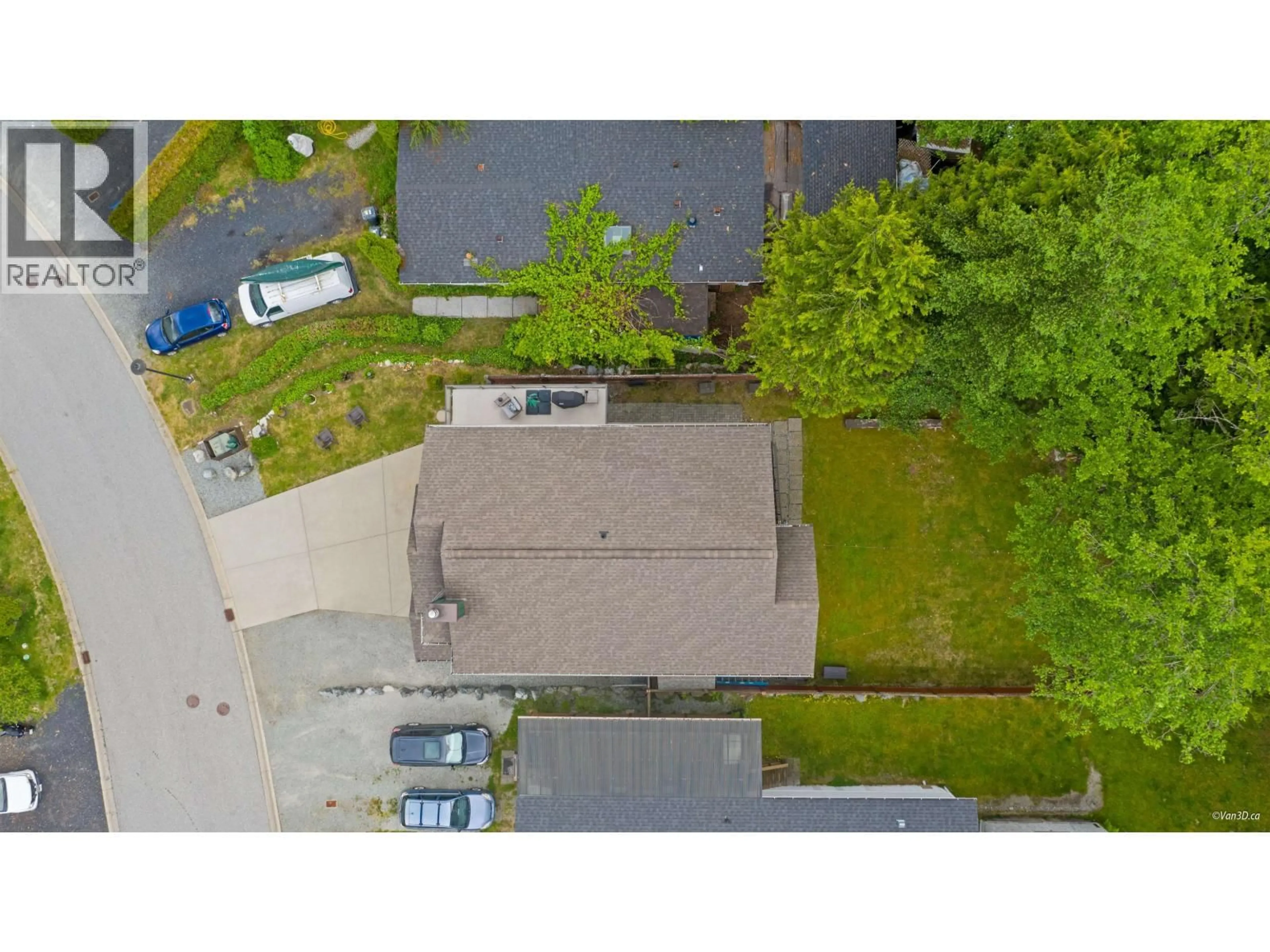A pic from outside/outdoor area/front of a property/back of a property/a pic from drone, street for 746 UPPER CRESCENT, Squamish British Columbia V8B1J2