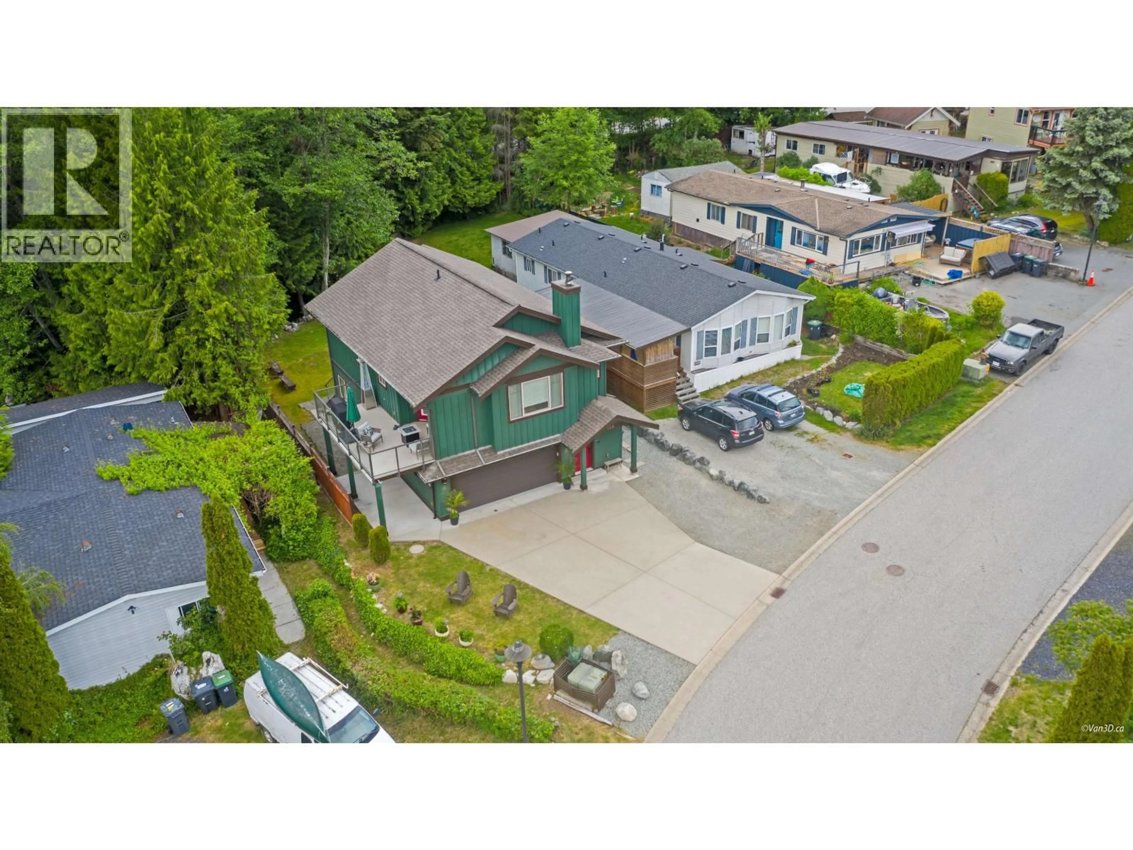 A pic from outside/outdoor area/front of a property/back of a property/a pic from drone, street for 746 UPPER CRESCENT, Squamish British Columbia V8B1J2