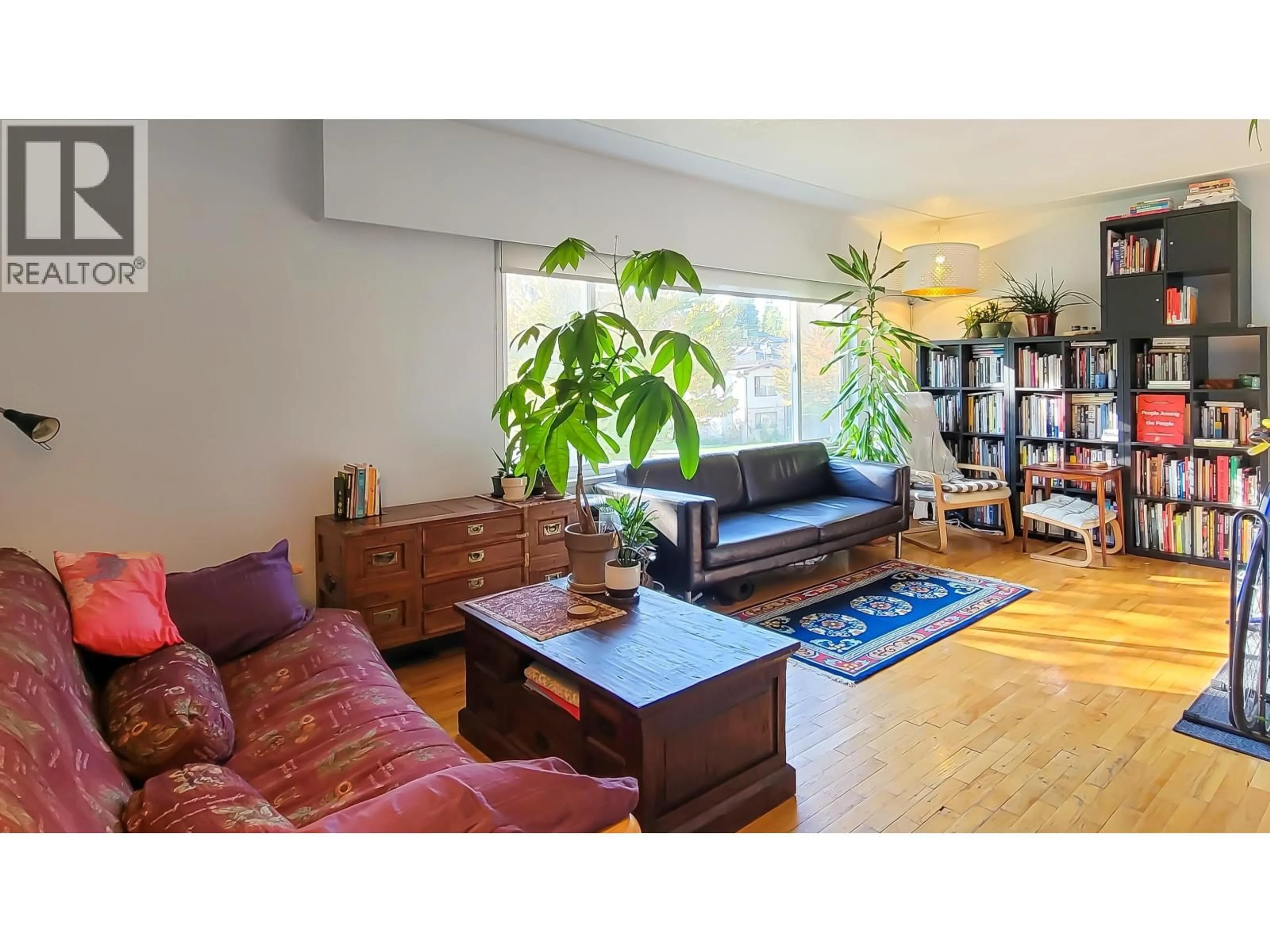 Living room with furniture, wood/laminate floor for 3304 VENABLES STREET, Vancouver British Columbia V5K2S8