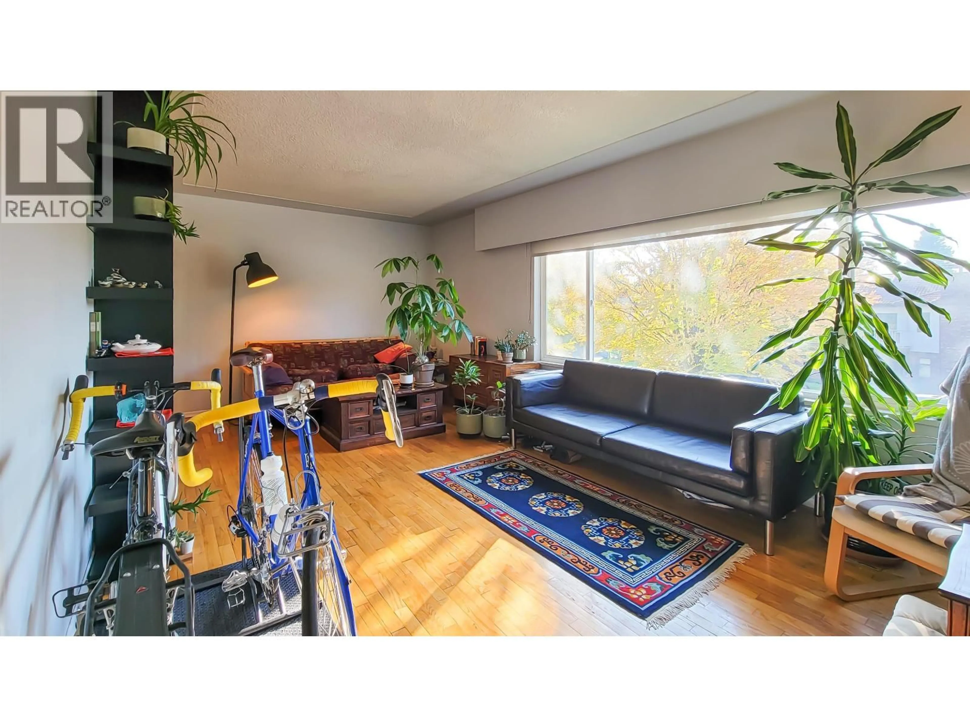 Living room with furniture, wood/laminate floor for 3304 VENABLES STREET, Vancouver British Columbia V5K2S8