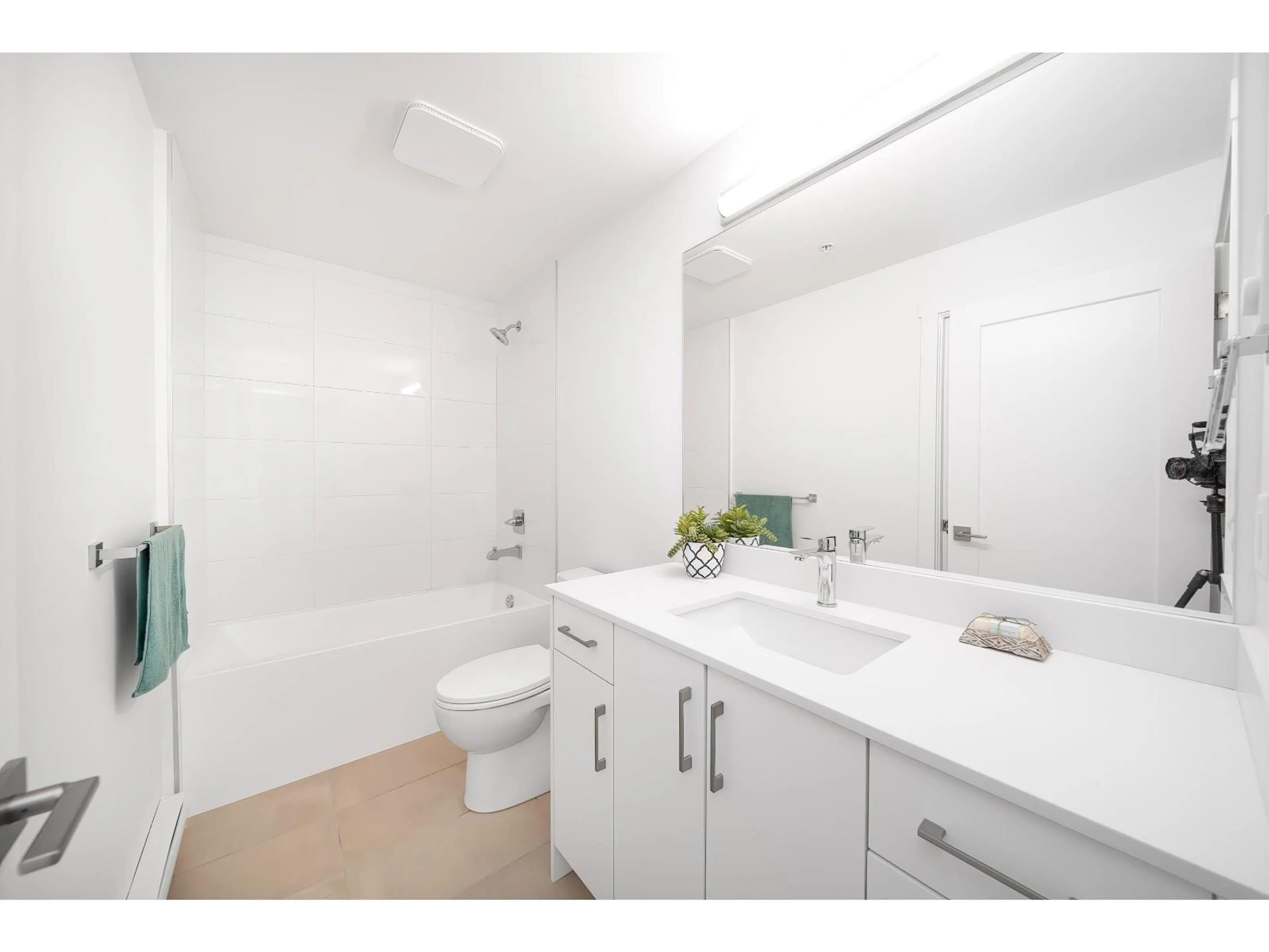 Standard bathroom, unknown for 113 - 6338 KING GEORGE, Surrey British Columbia V3X1E9