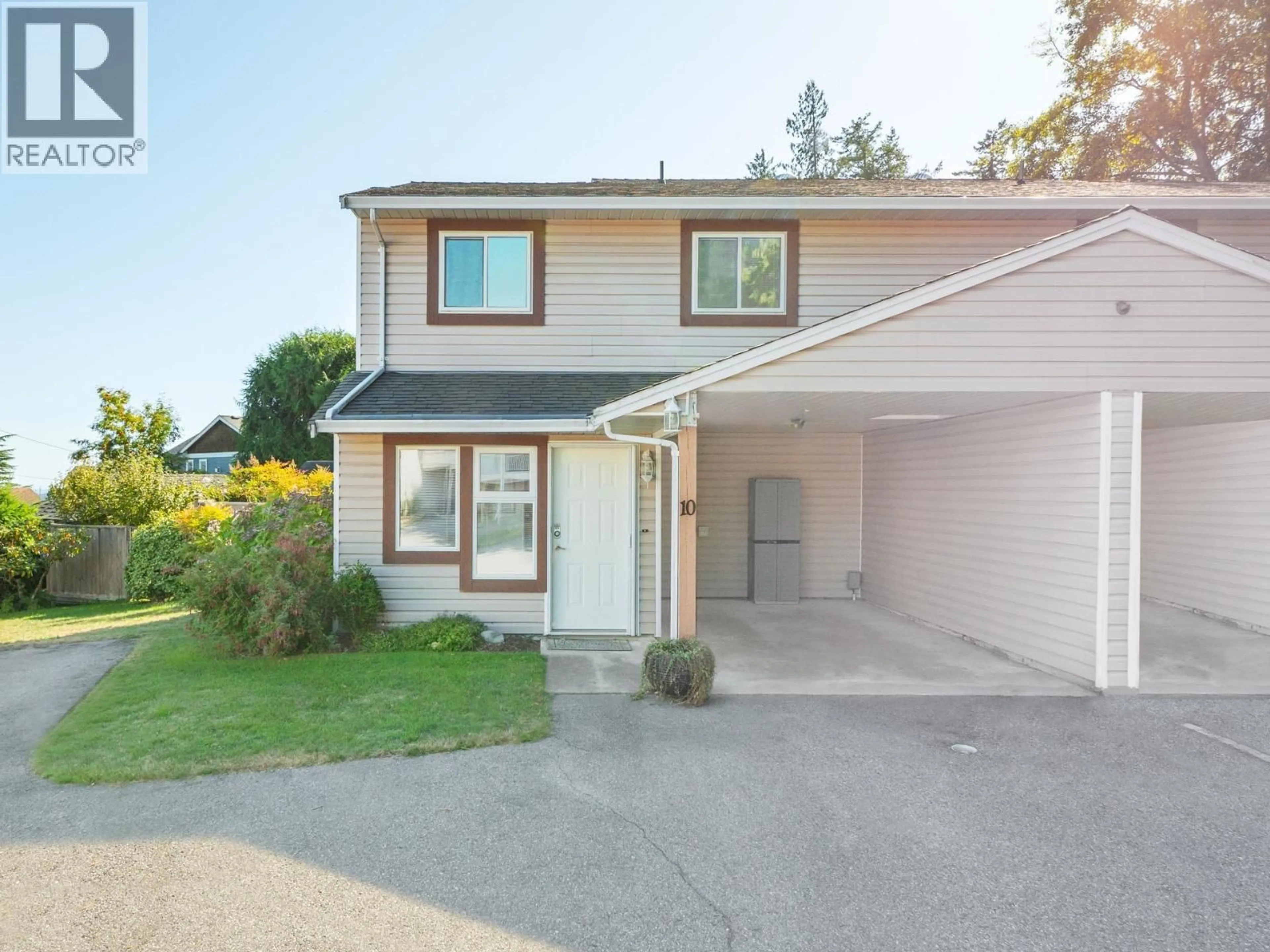 Home with vinyl exterior material, street for 10 - 765 SCHOOL ROAD, Gibsons British Columbia V0N1V9