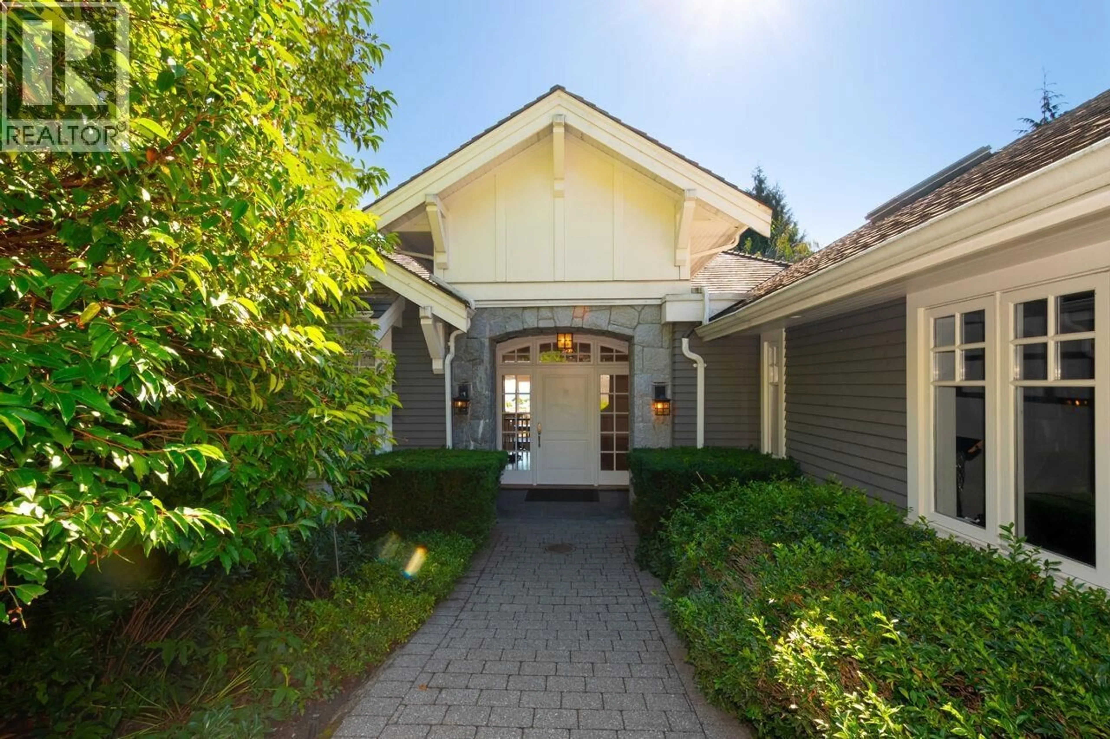 Indoor foyer for 4659 WOODGREEN DRIVE, West Vancouver British Columbia V7S2V4