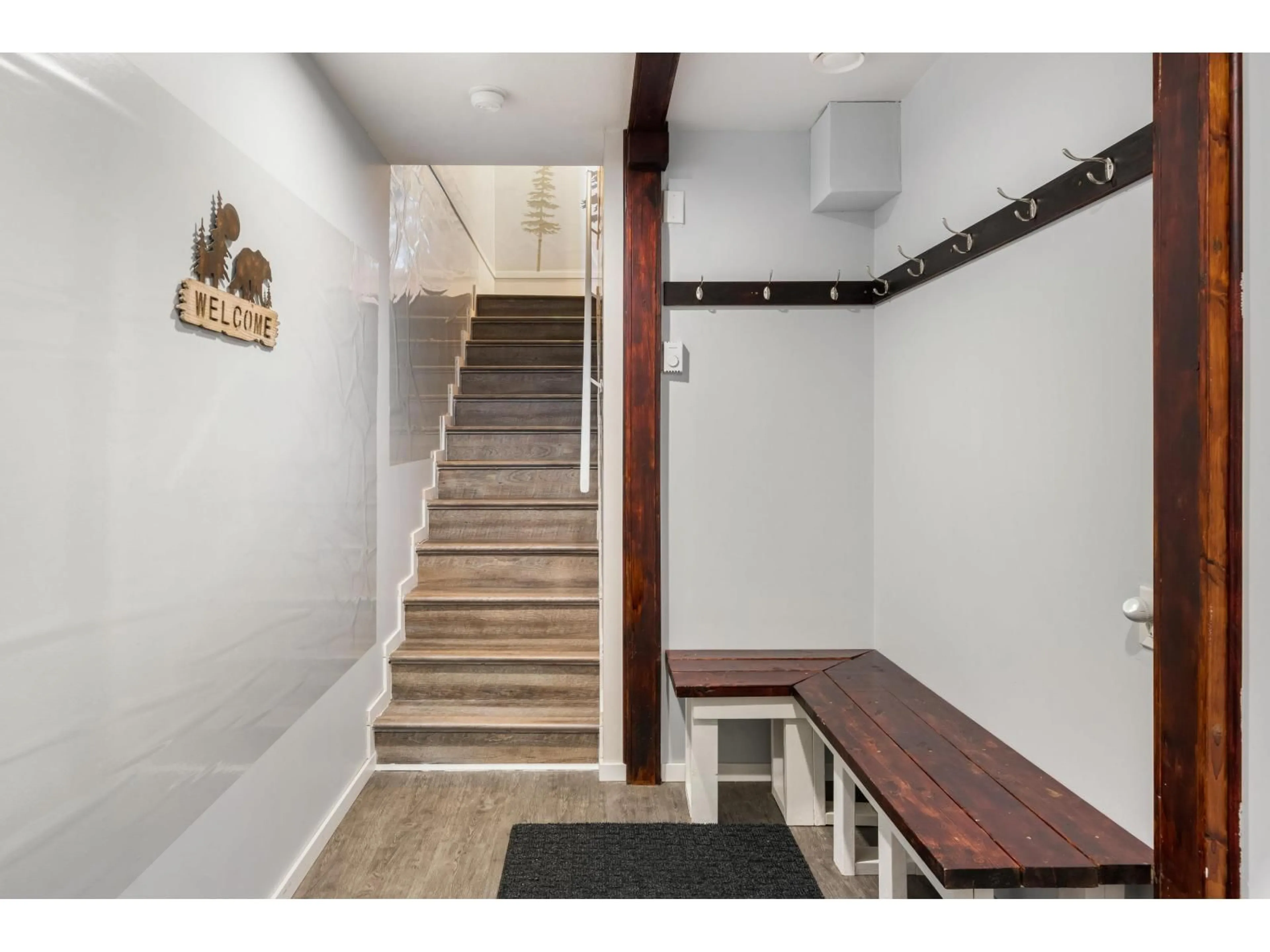 Indoor foyer for 20959 SAKWI CREEK, Mission British Columbia V0M1A1