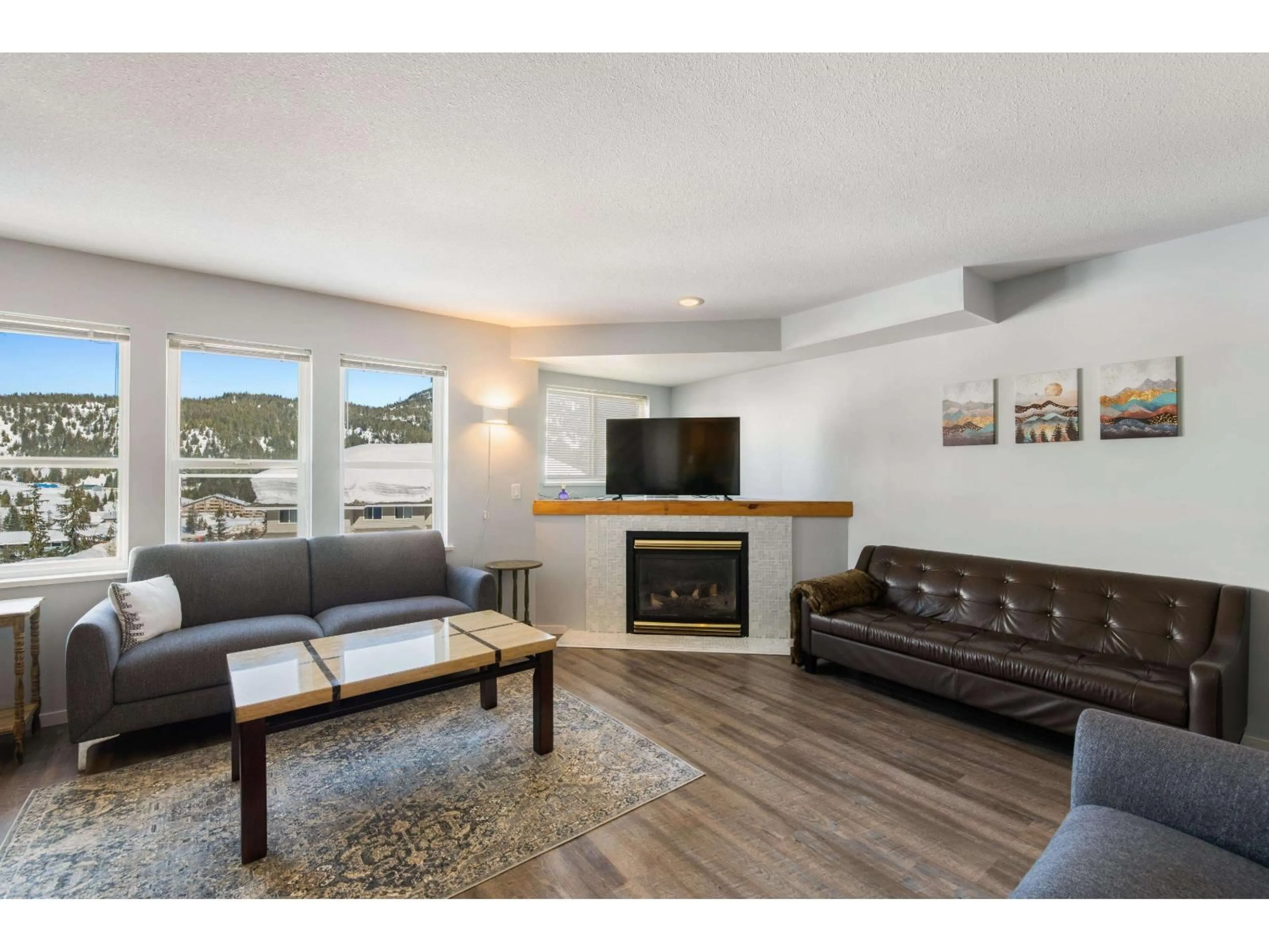 Living room with furniture, wood/laminate floor for 20959 SAKWI CREEK, Mission British Columbia V0M1A1