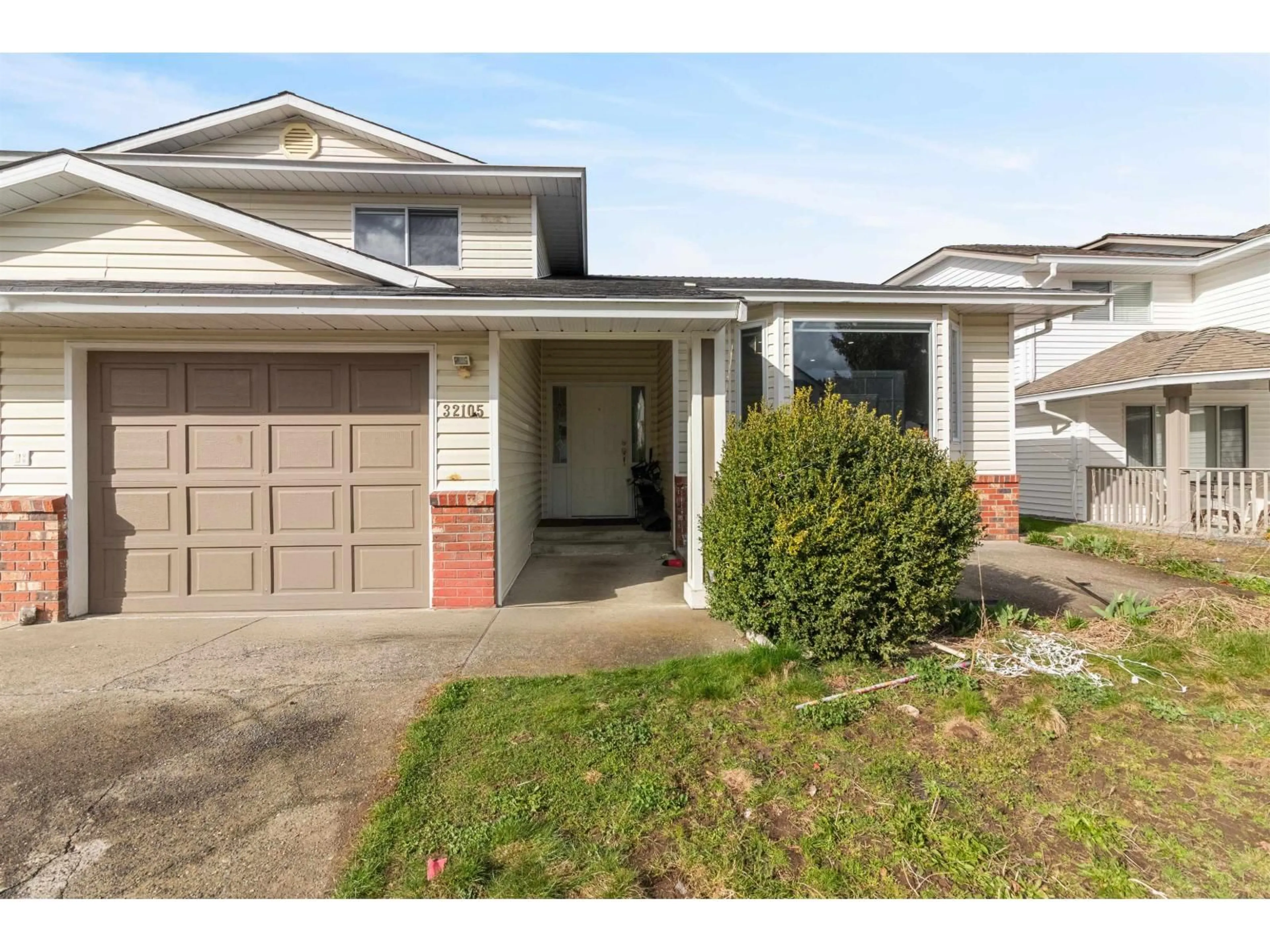 Home with vinyl exterior material, street for 32105 ROGERS, Abbotsford British Columbia V2T5B7