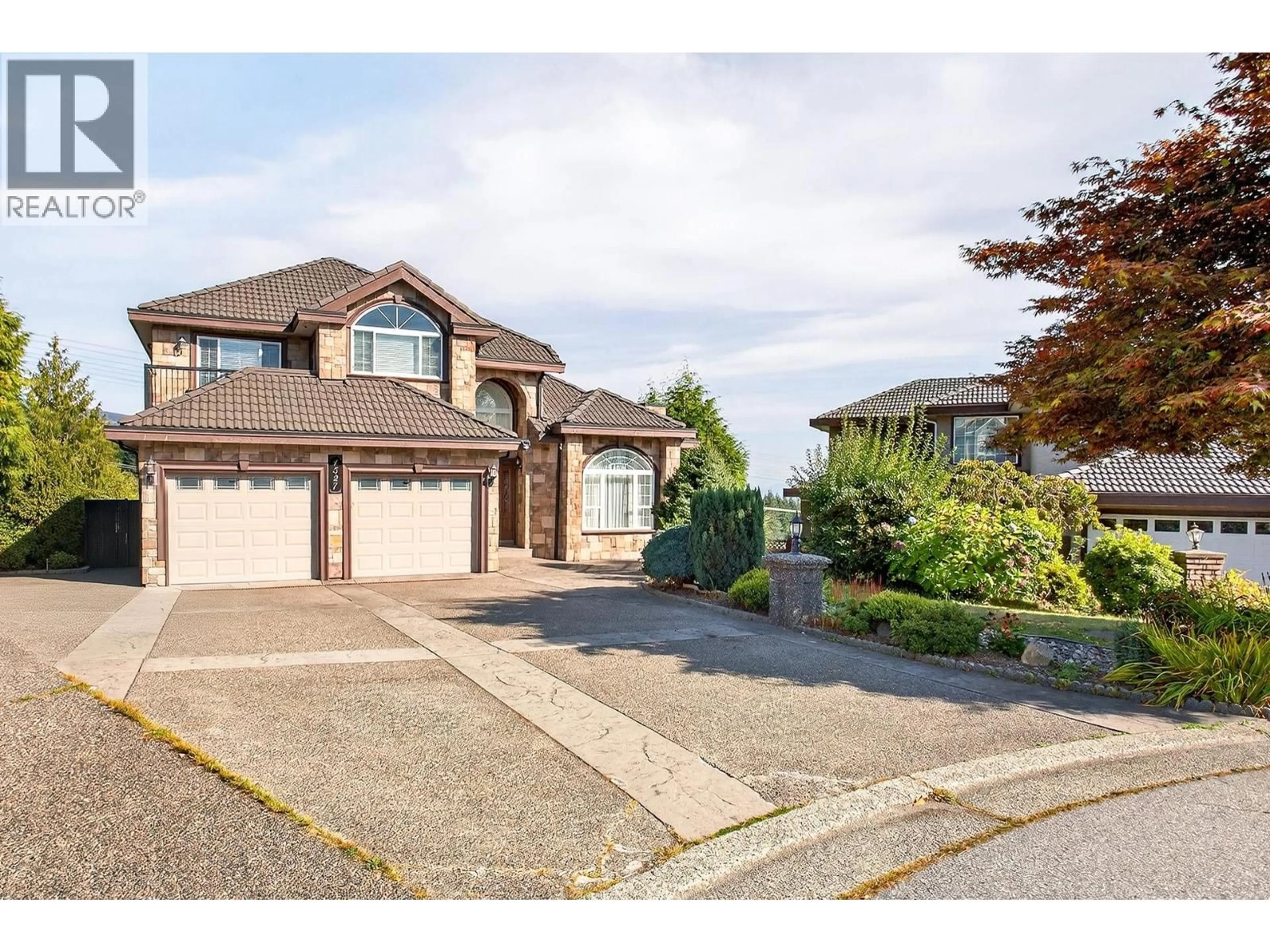 A pic from outside/outdoor area/front of a property/back of a property/a pic from drone, street for 1527 GREENSTONE COURT, Coquitlam British Columbia V3E2W2