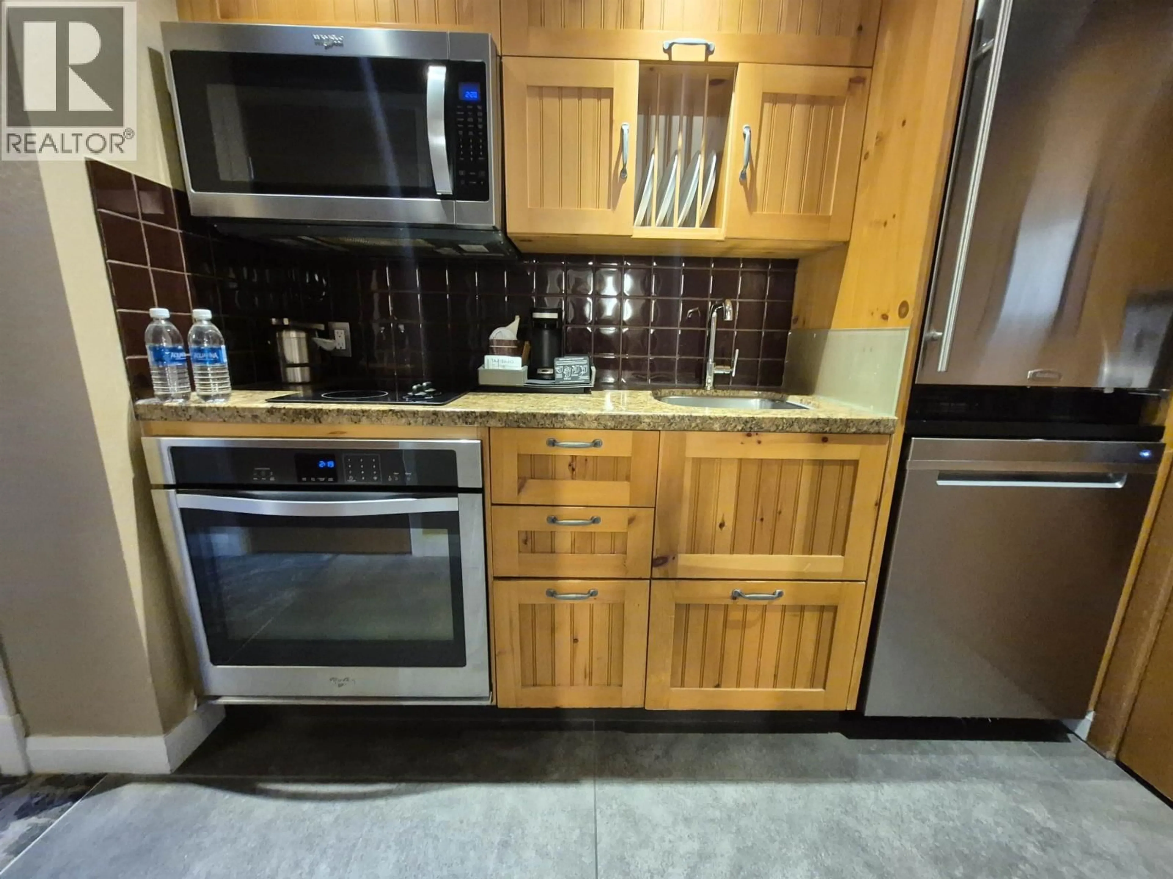 Standard kitchen, ceramic/tile floor for 376 - 4090 WHISTLER WAY, Whistler British Columbia V8E1J3