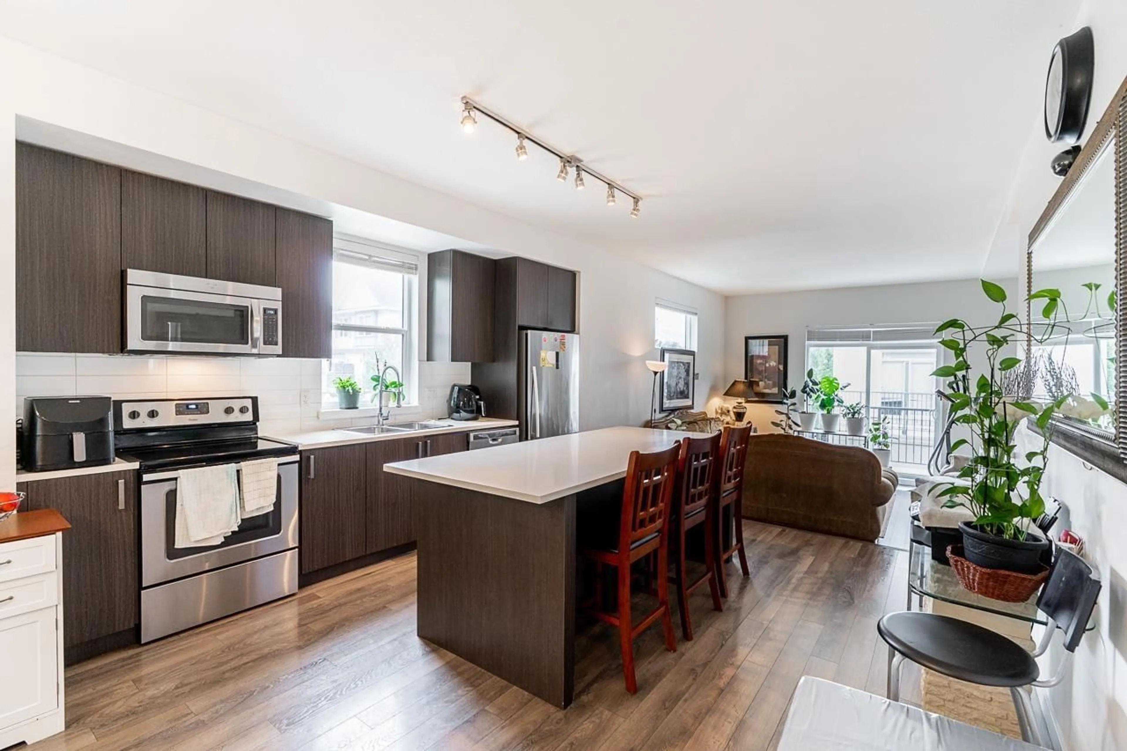 Open concept kitchen, wood/laminate floor for 1 - 13636 81A, Surrey British Columbia V3W1H9