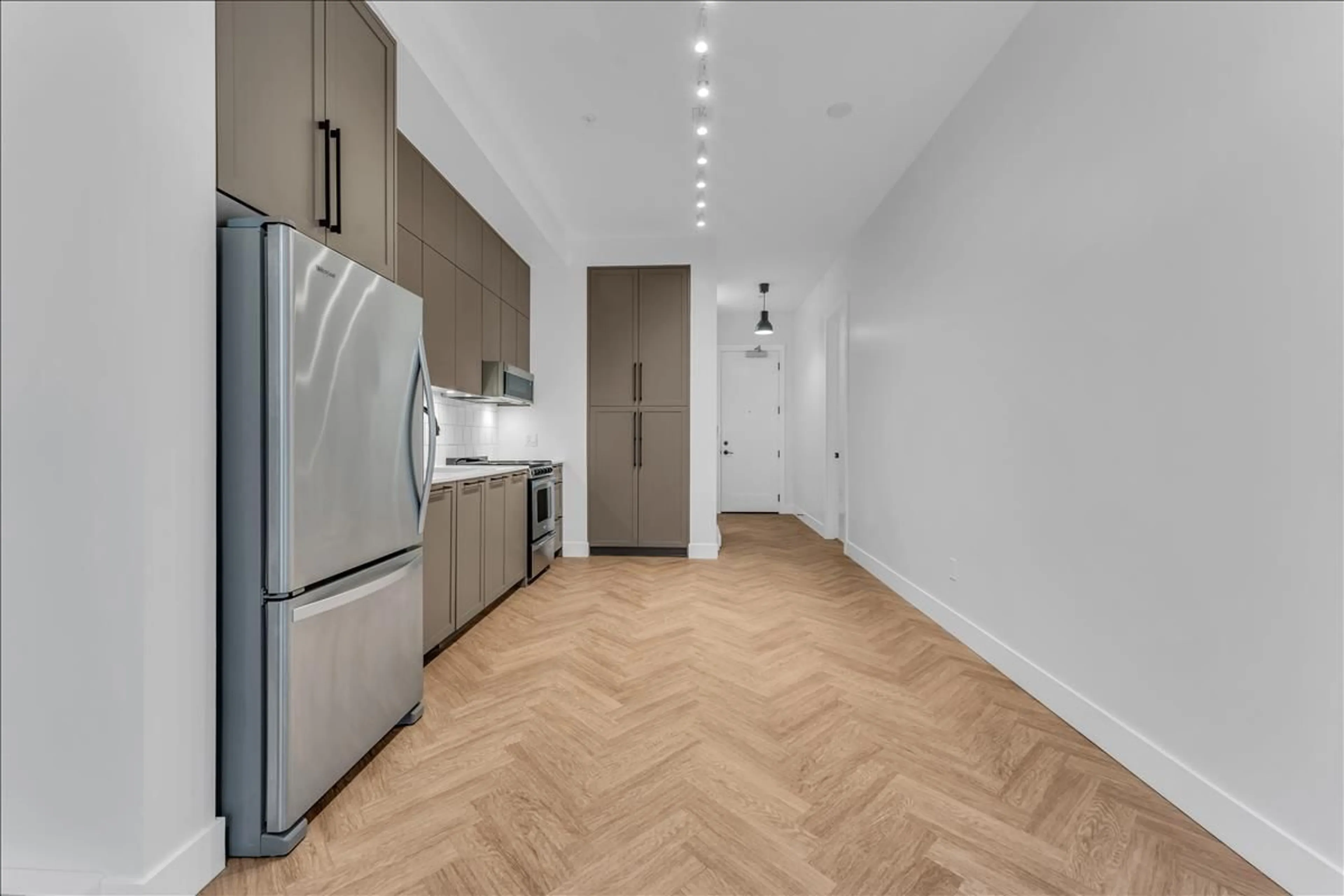 Standard kitchen, unknown for 112 - 13929 105, Surrey British Columbia V3T0R5