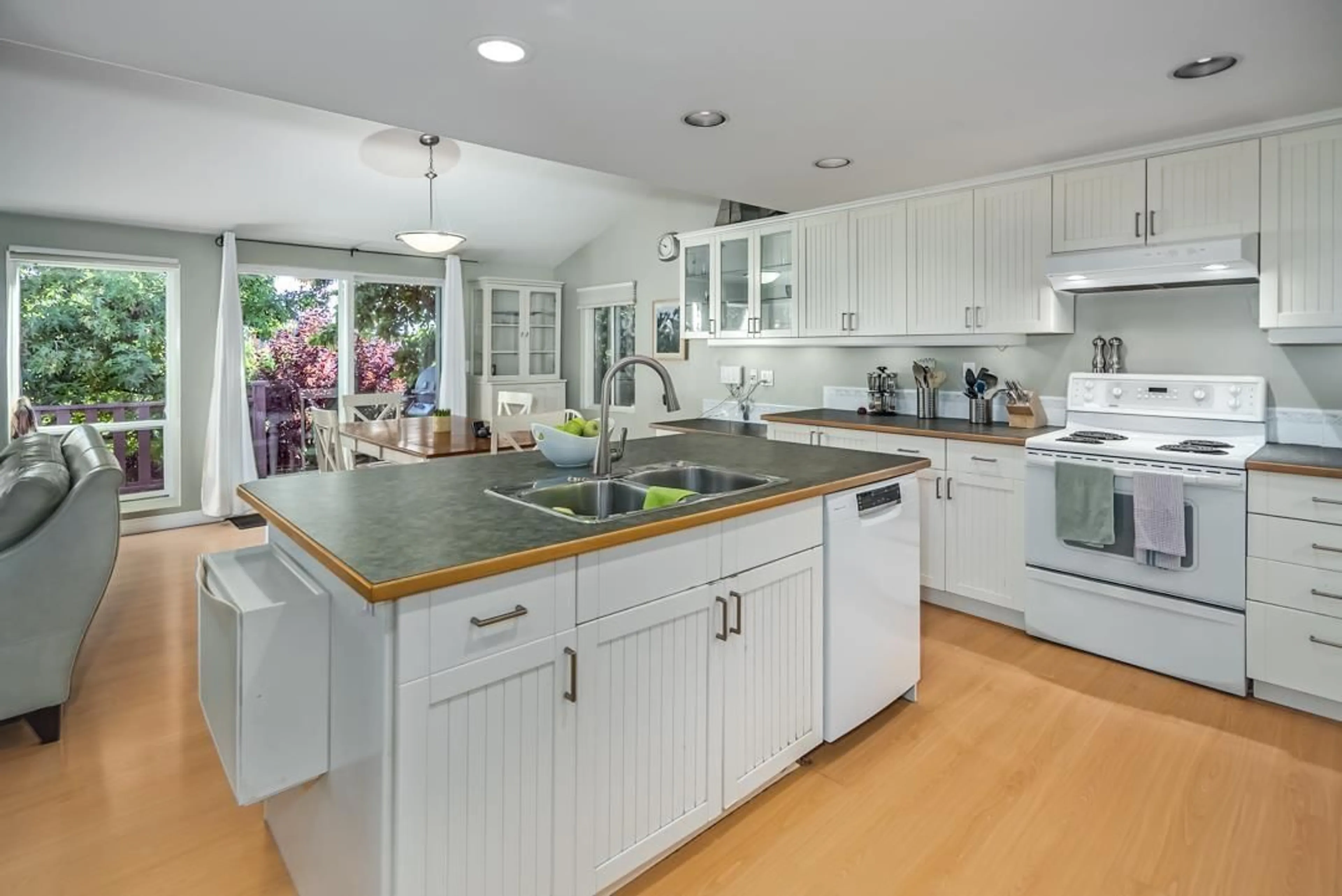 Open concept kitchen, unknown for 2242 FOOTHILLS, Abbotsford British Columbia V3G1E1