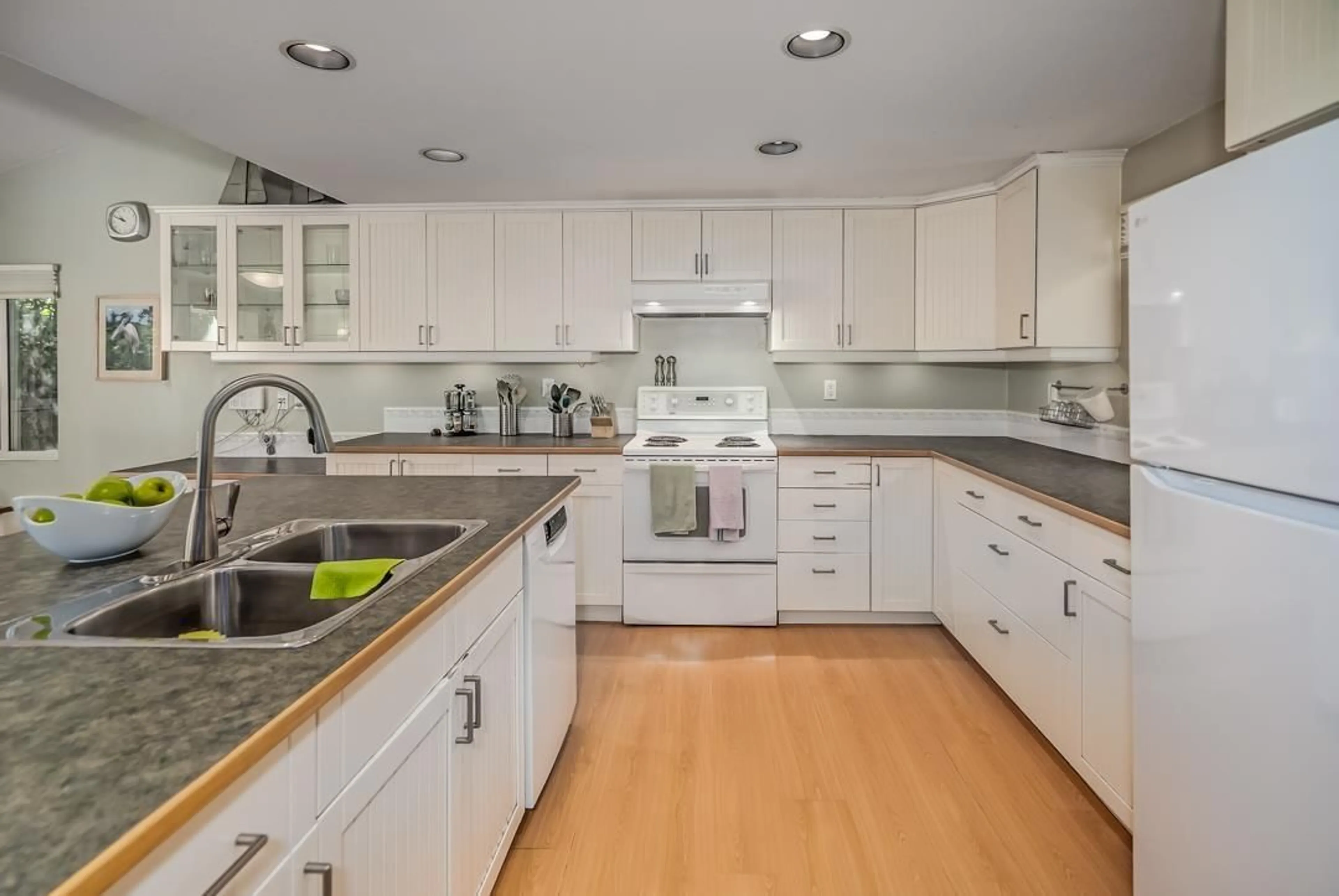 Open concept kitchen, ceramic/tile floor for 2242 FOOTHILLS, Abbotsford British Columbia V3G1E1