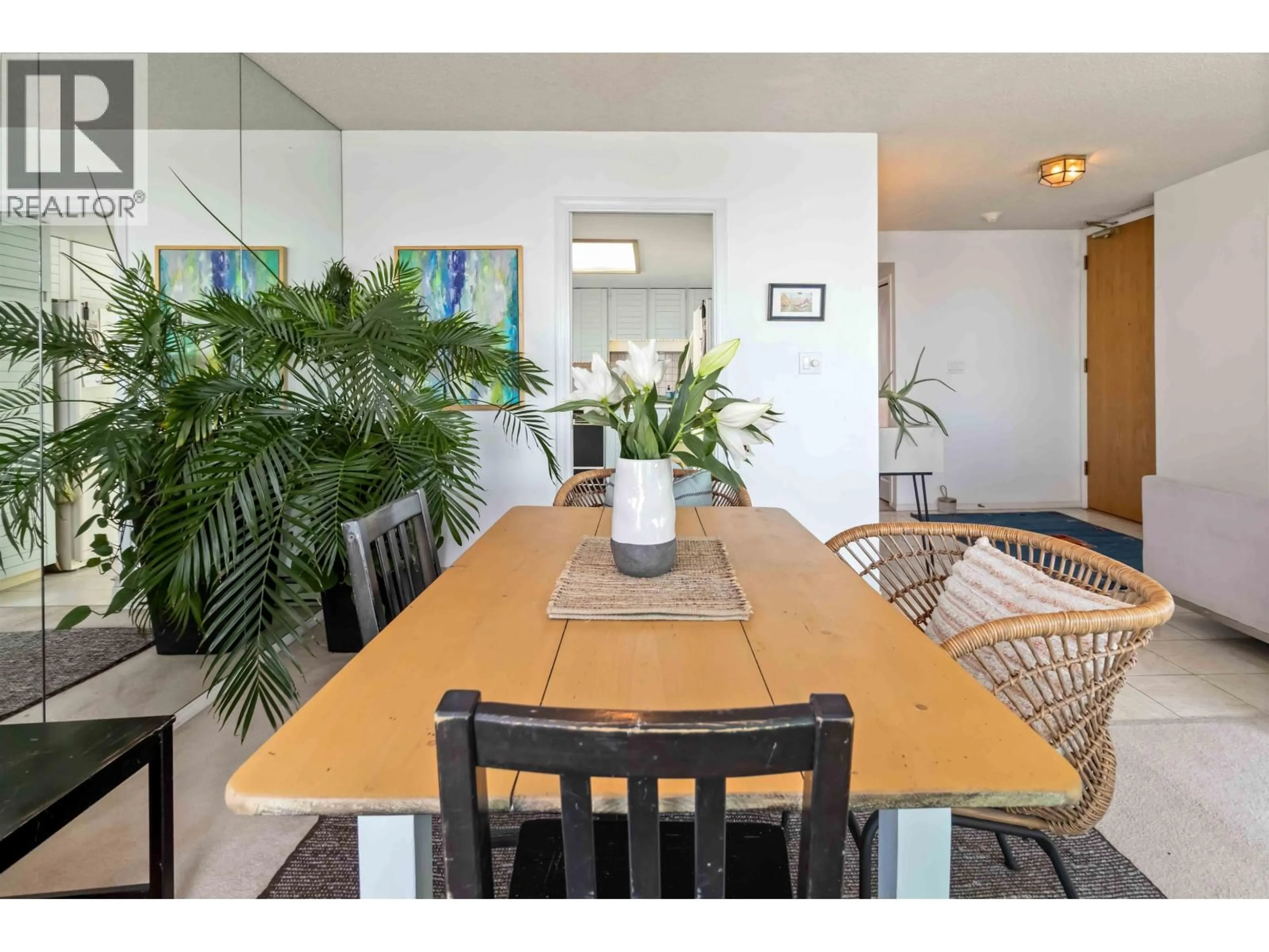Dining room, wood/laminate floor for 802 - 1455 DUCHESS AVENUE, West Vancouver British Columbia V7T1H7