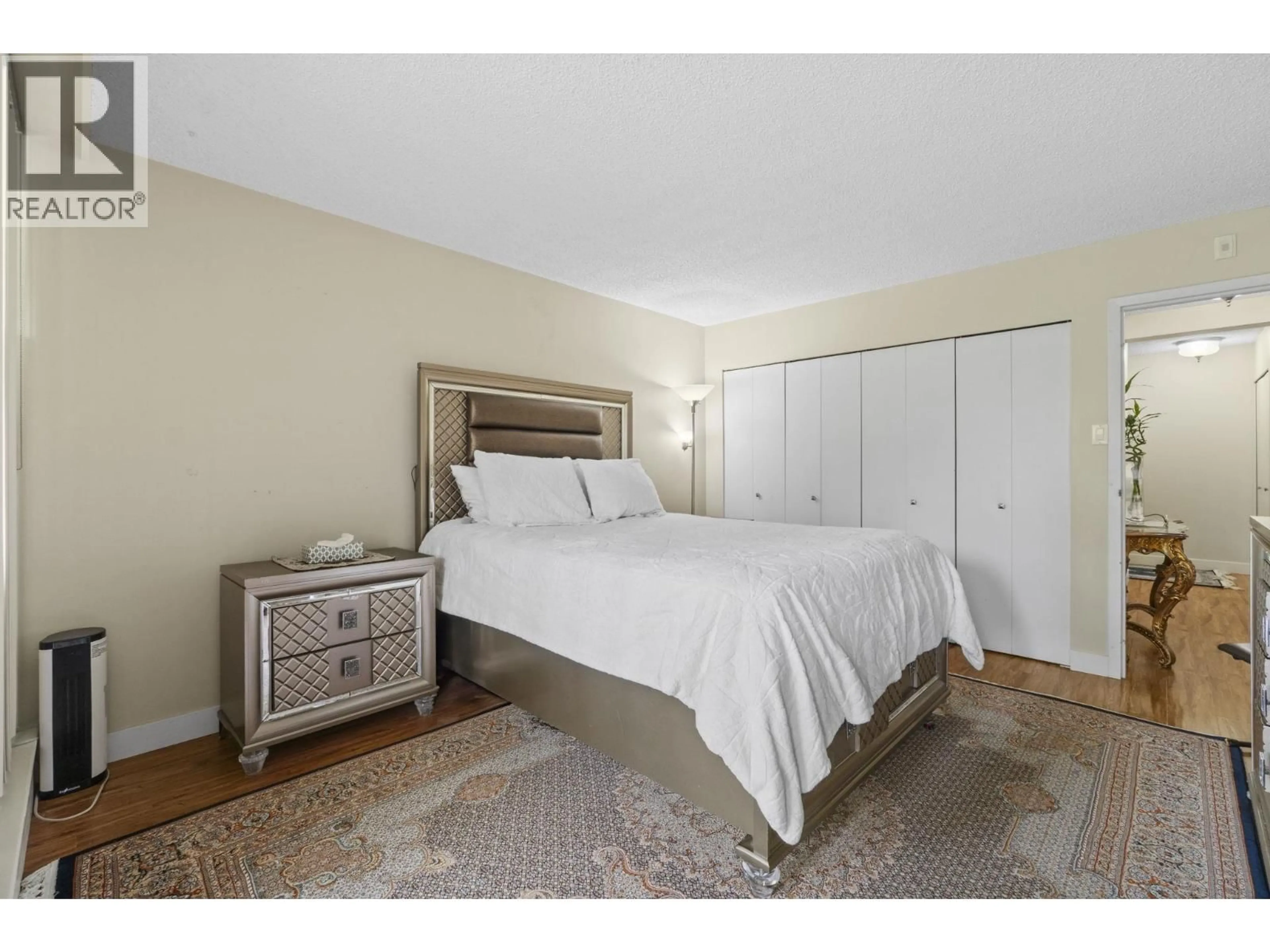 Bedroom with bed, unknown for 401 - 9521 CARDSTON COURT, Burnaby British Columbia V3N4R8