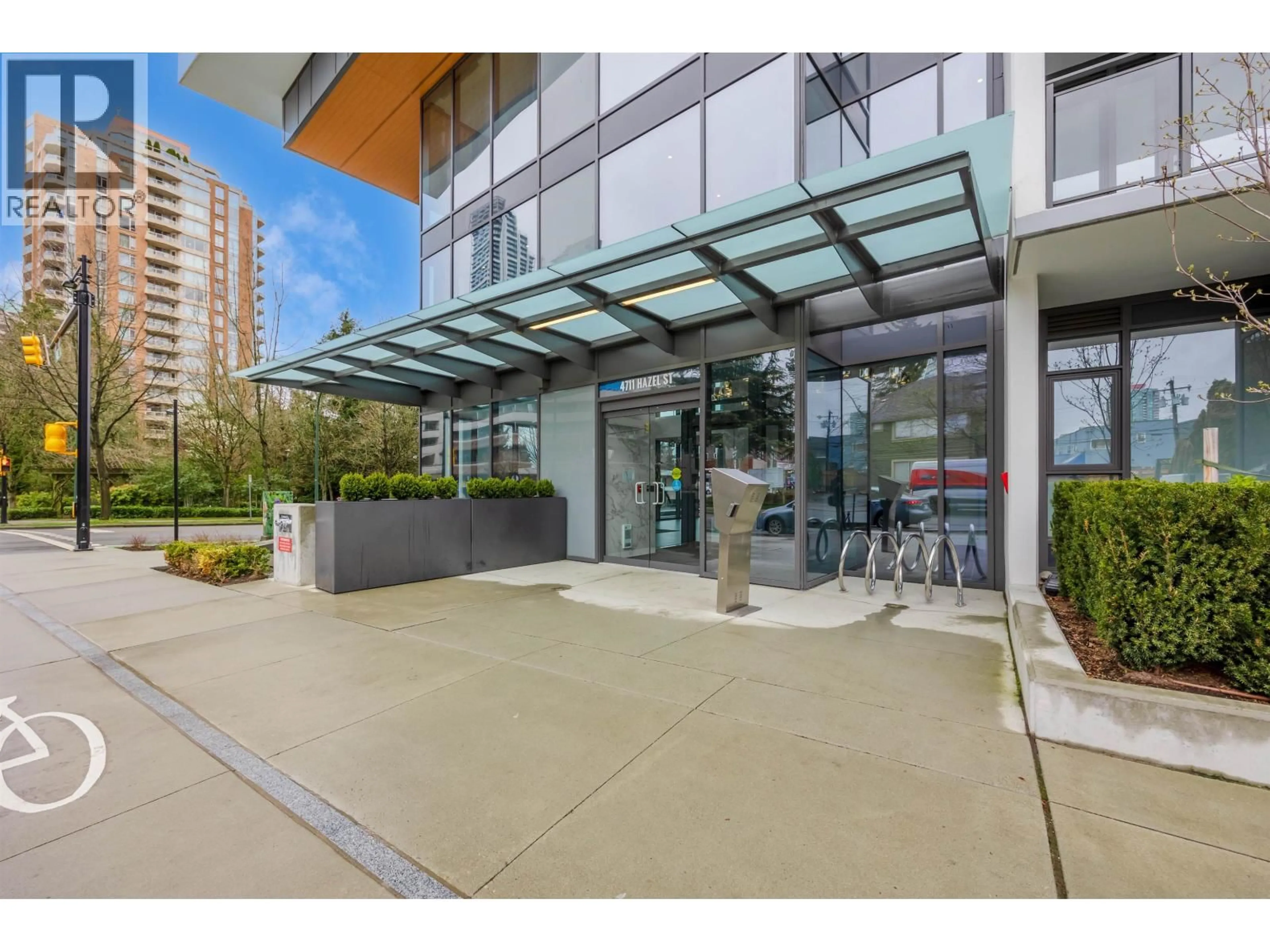 Indoor foyer for 603 - 4711 HAZEL STREET, Burnaby British Columbia V5H0J9
