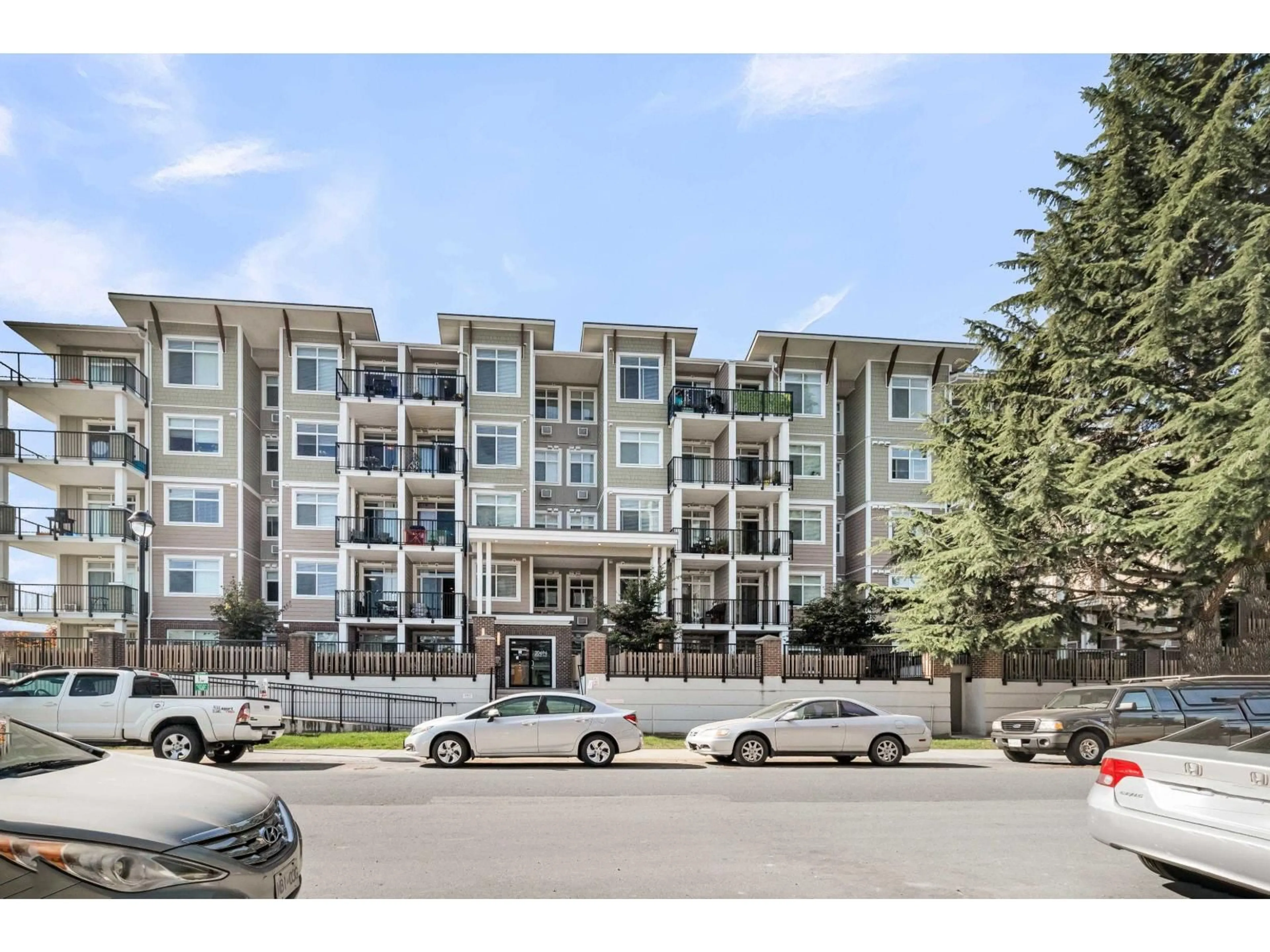 A pic from outside/outdoor area/front of a property/back of a property/a pic from drone, street for 402 - 20696 EASTLEIGH, Langley British Columbia V3A4C4