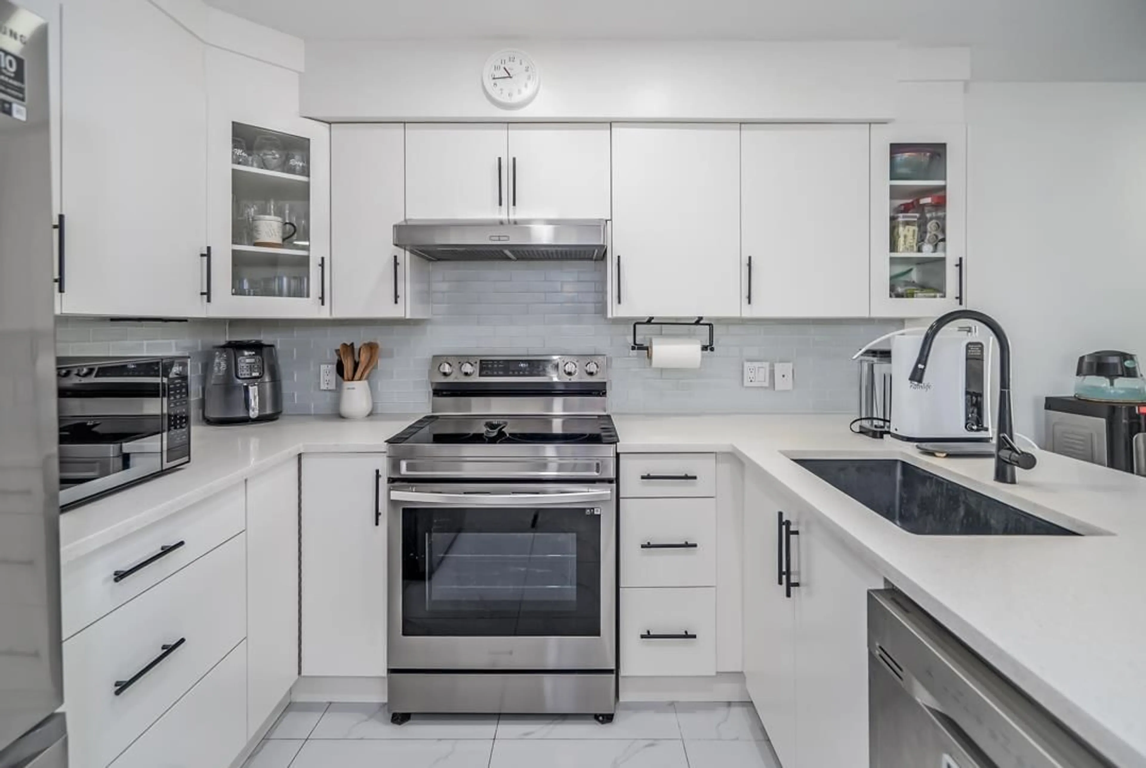 Standard kitchen, ceramic/tile floor for 89 - 16318 82, Surrey British Columbia V4N0N9