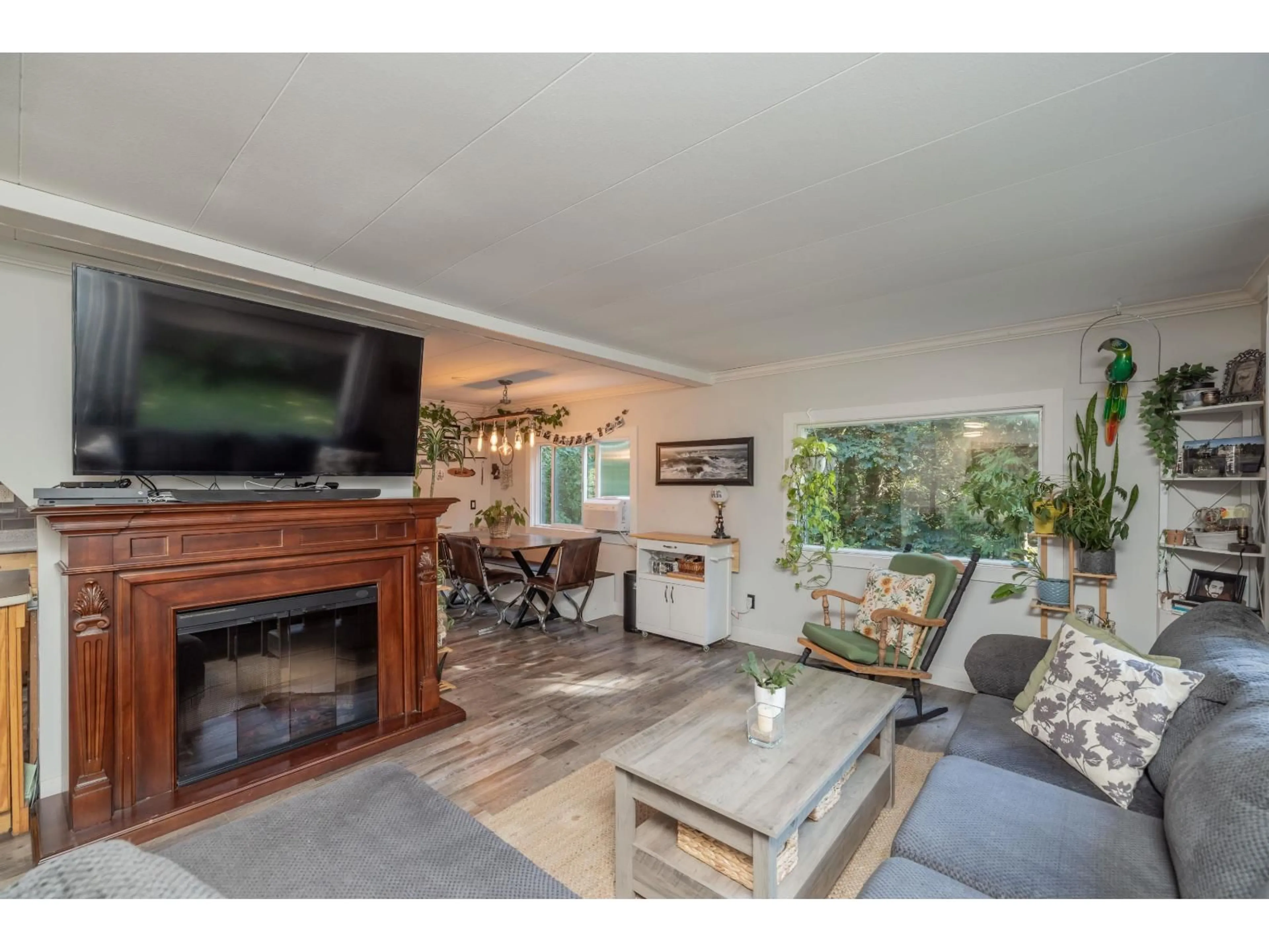 Living room with furniture, wood/laminate floor for 43649 WATKINS, Mission British Columbia V0M1N0