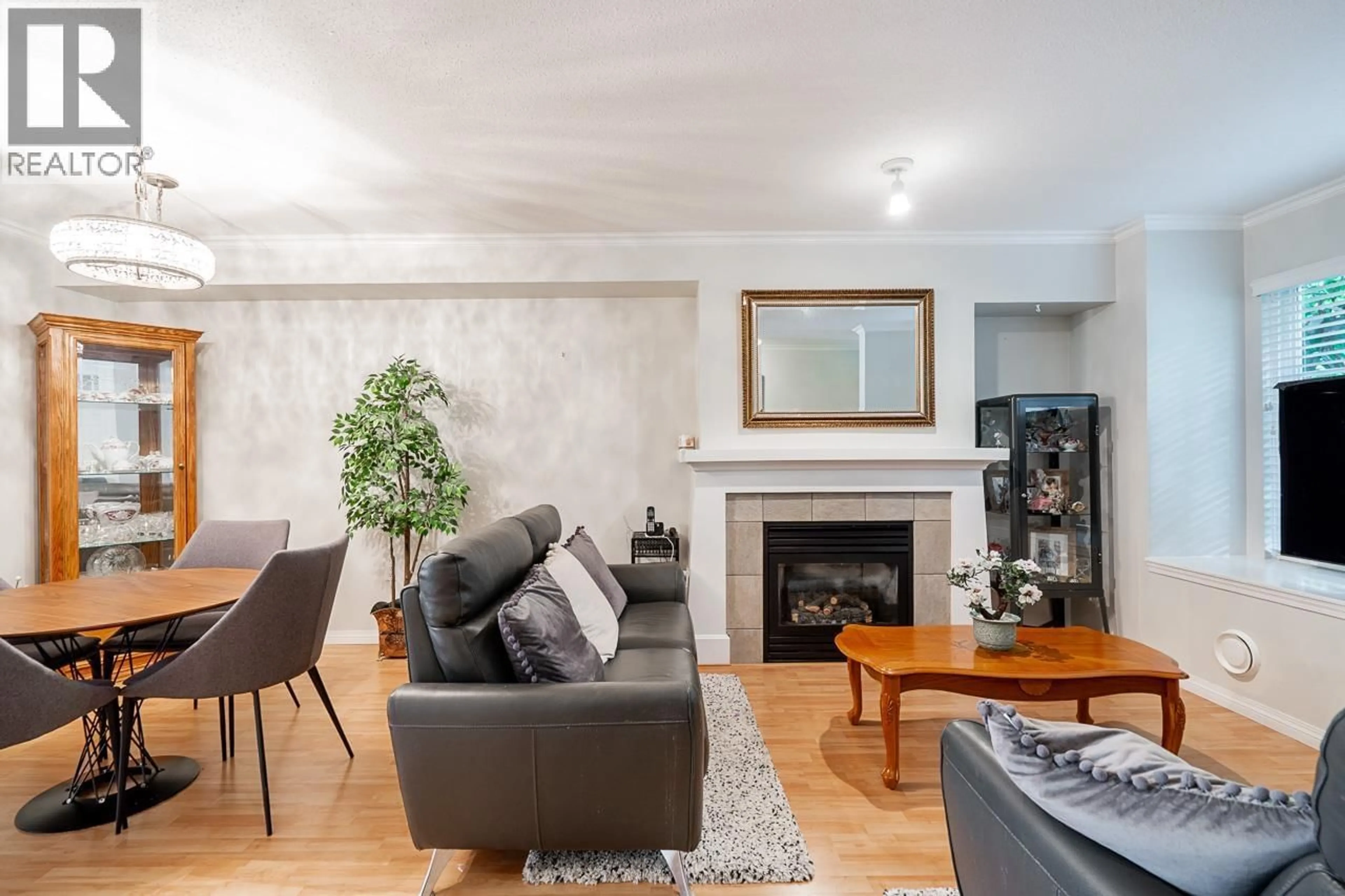 Living room with furniture, wood/laminate floor for 157 - 3288 NOEL DRIVE, Burnaby British Columbia V3J1J8