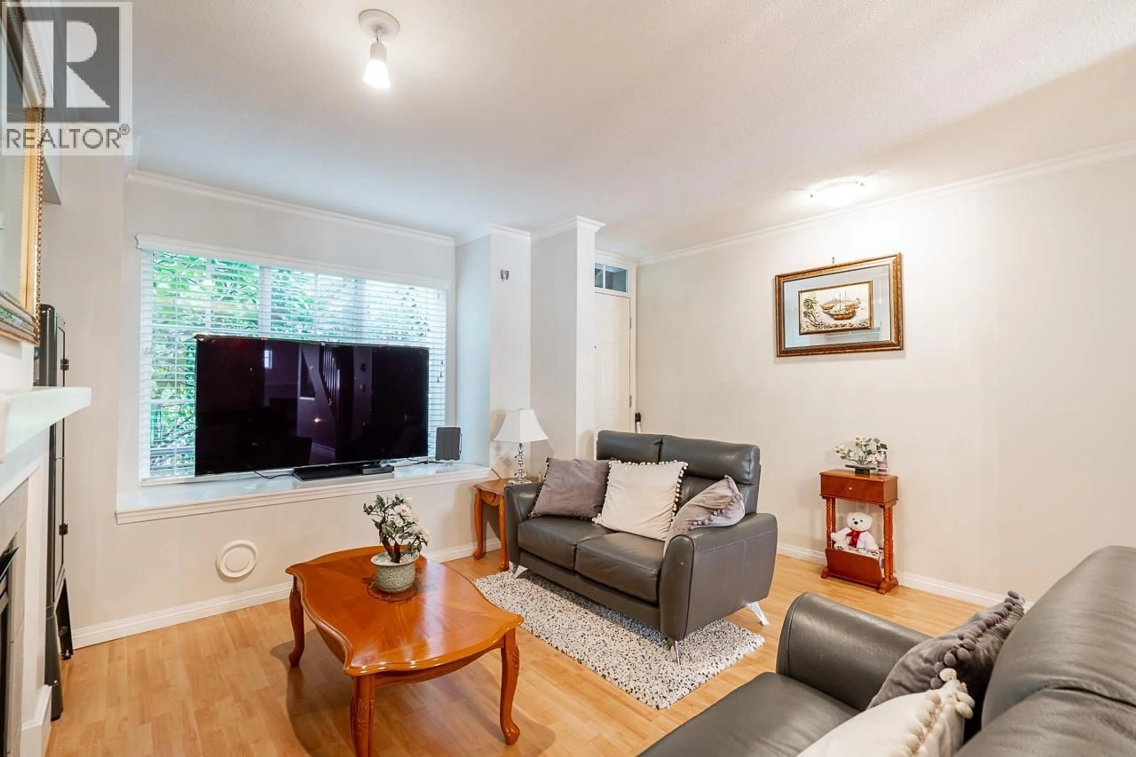 Living room with furniture, wood/laminate floor for 157 - 3288 NOEL DRIVE, Burnaby British Columbia V3J1J8