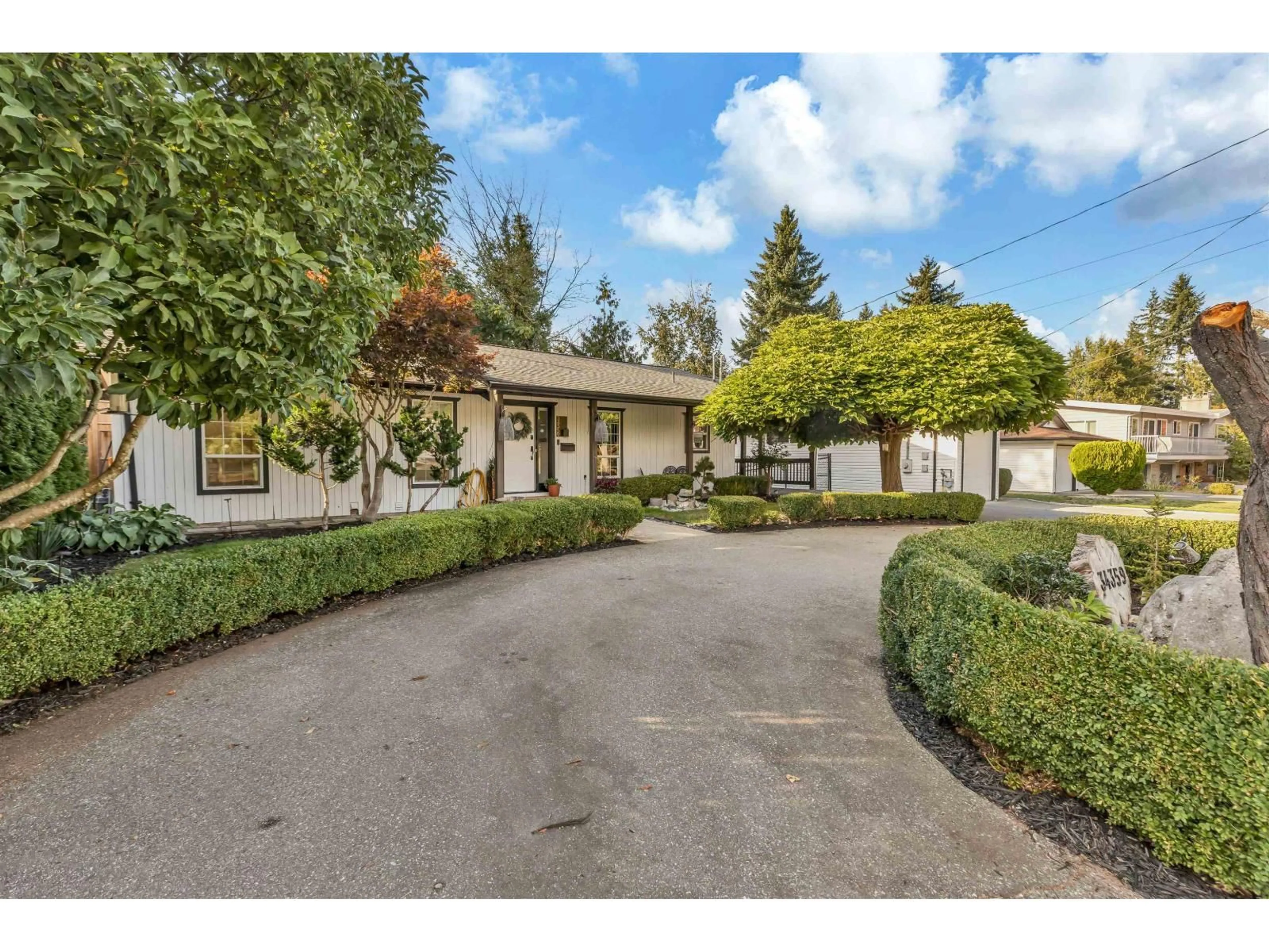 A pic from outside/outdoor area/front of a property/back of a property/a pic from drone, street for 34359 LABURNUM, Abbotsford British Columbia V2S4V1