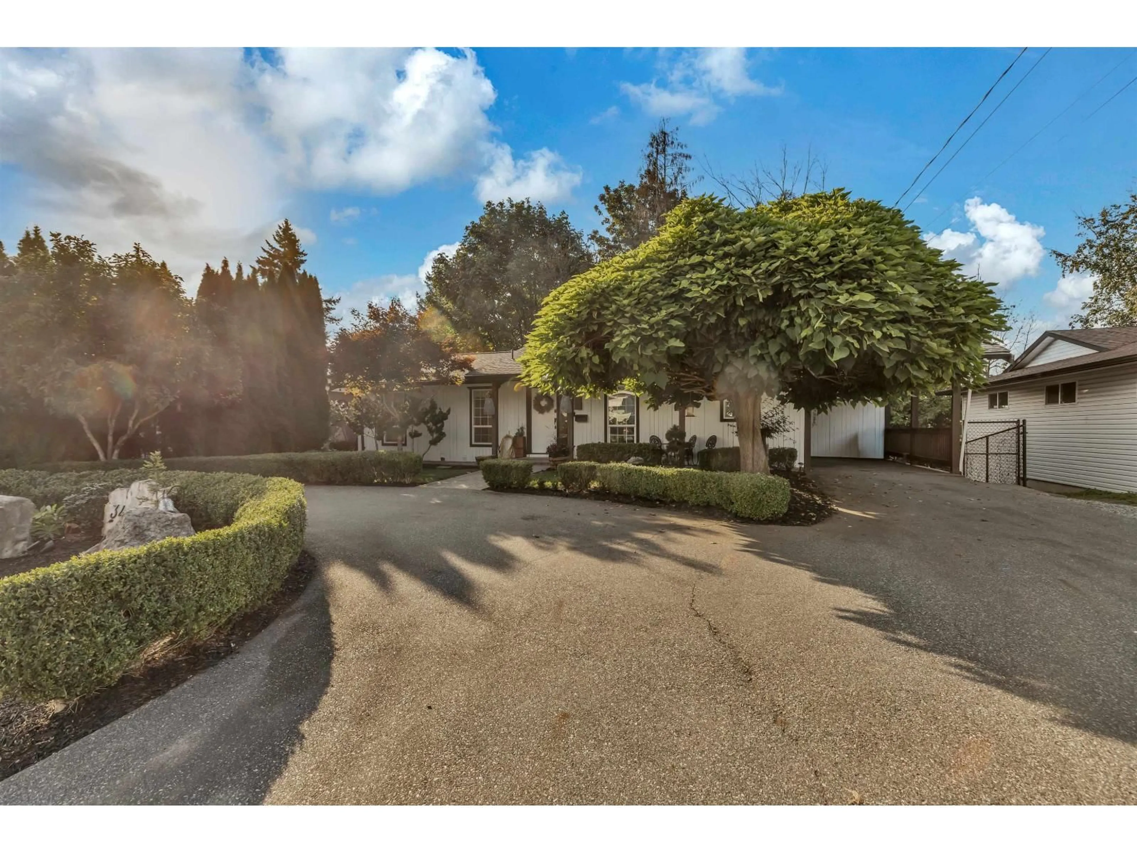 A pic from outside/outdoor area/front of a property/back of a property/a pic from drone, street for 34359 LABURNUM, Abbotsford British Columbia V2S4V1
