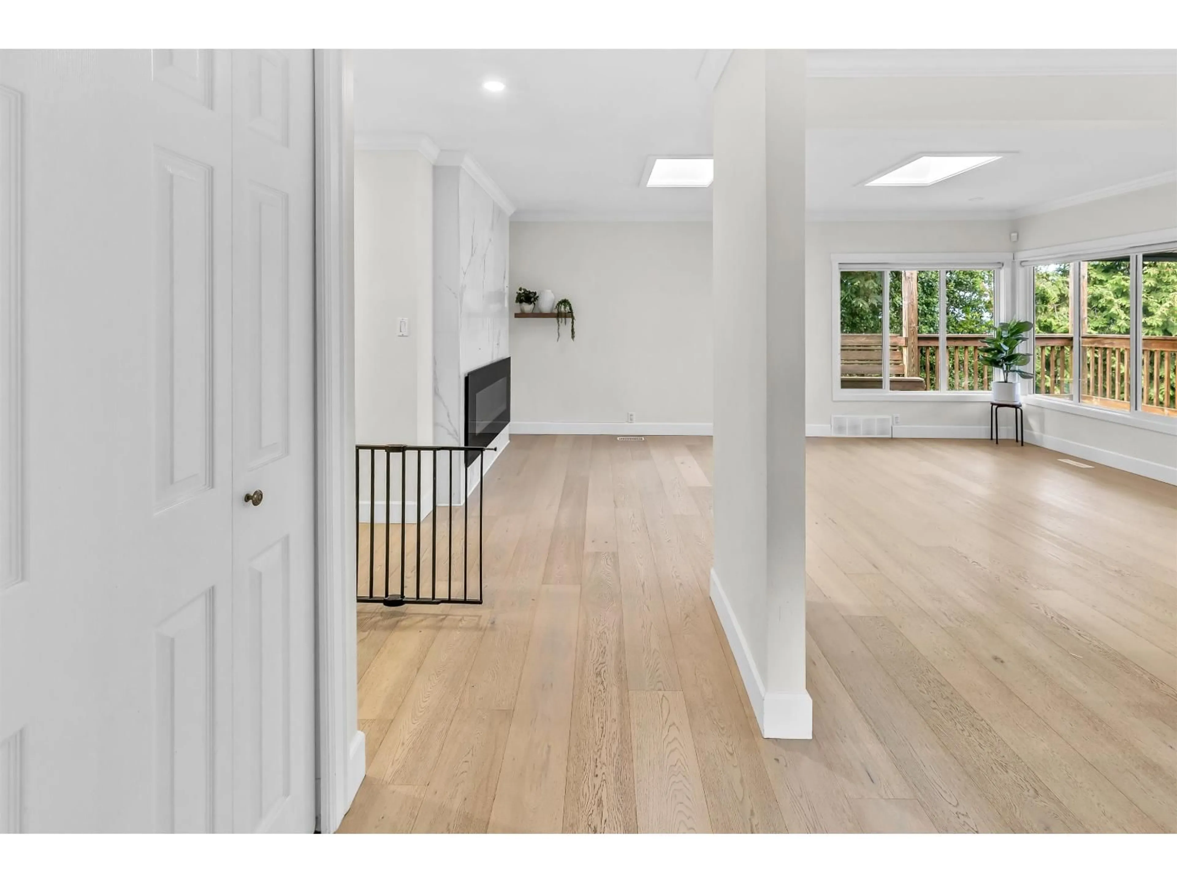 Indoor entryway for 34359 LABURNUM, Abbotsford British Columbia V2S4V1