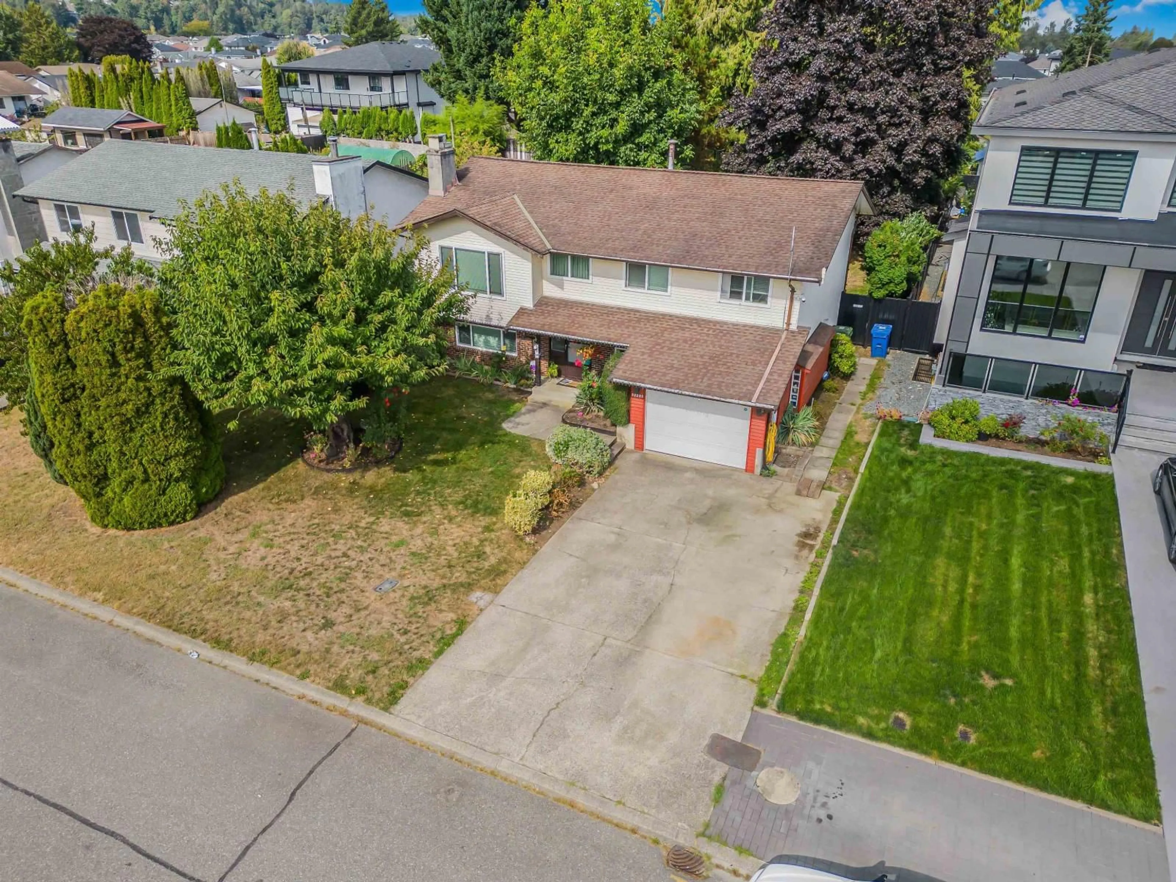 A pic from outside/outdoor area/front of a property/back of a property/a pic from drone, street for 32285 ATWATER, Abbotsford British Columbia V2T4L3