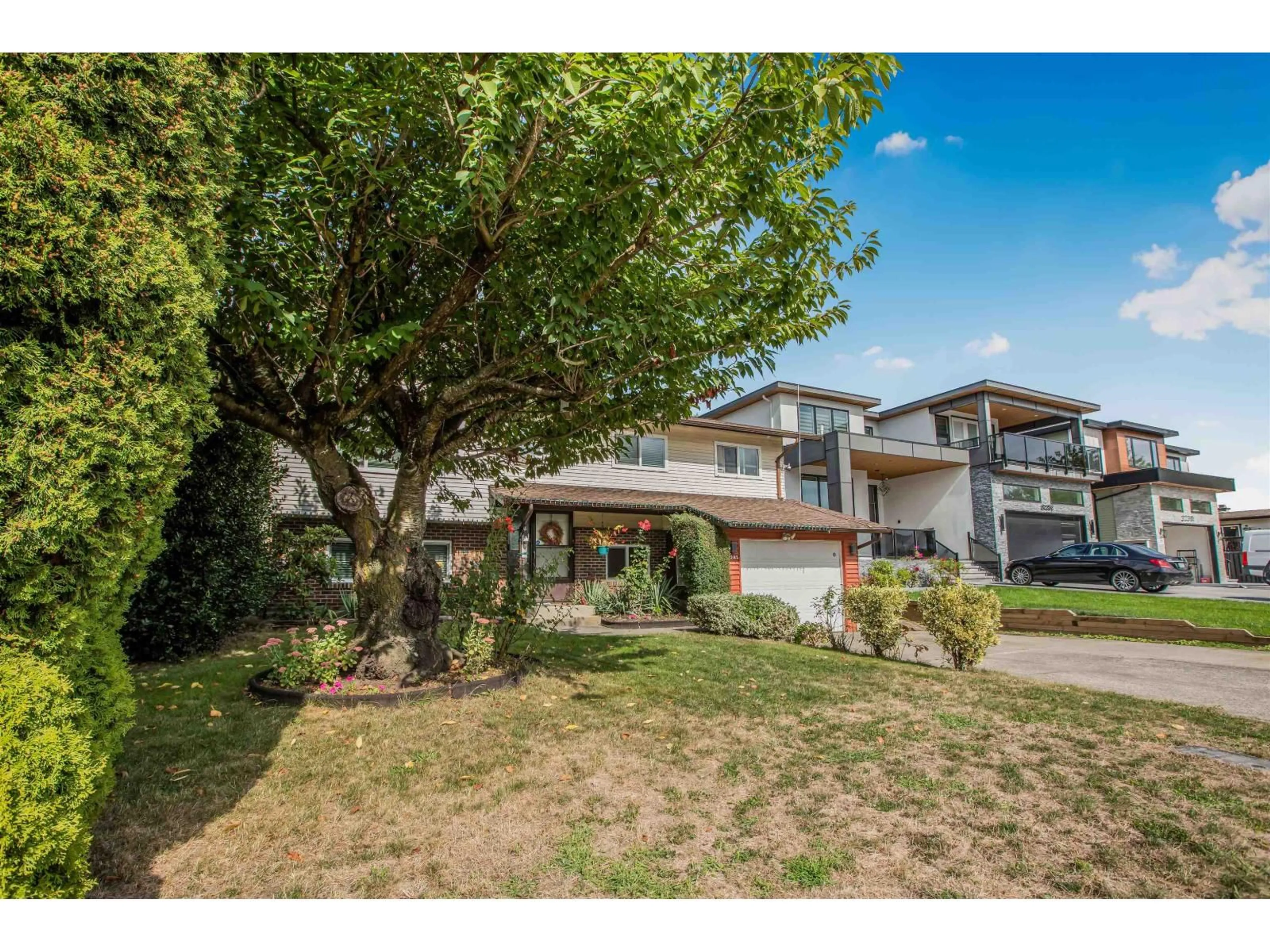 A pic from outside/outdoor area/front of a property/back of a property/a pic from drone, street for 32285 ATWATER, Abbotsford British Columbia V2T4L3