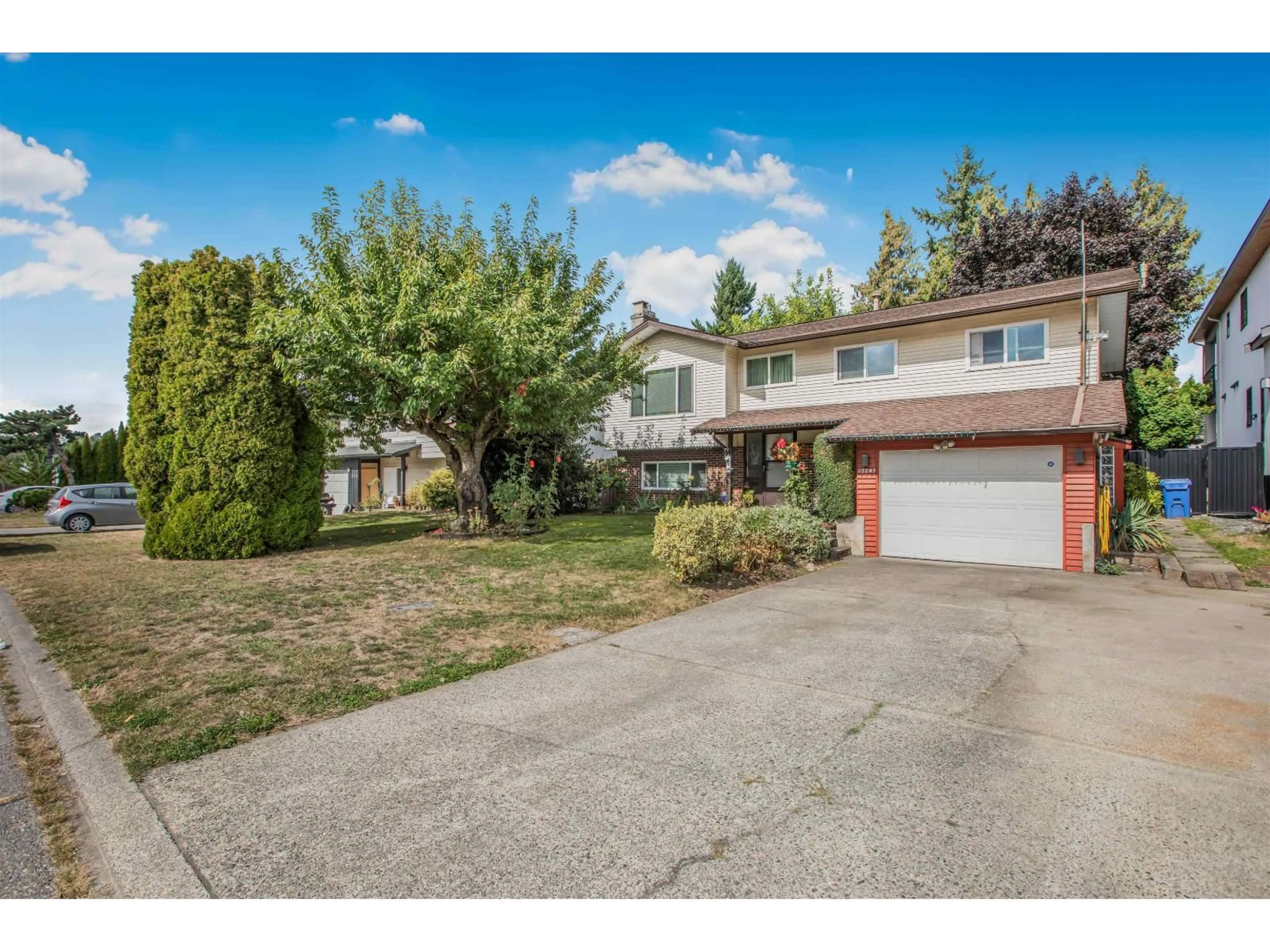 A pic from outside/outdoor area/front of a property/back of a property/a pic from drone, street for 32285 ATWATER, Abbotsford British Columbia V2T4L3