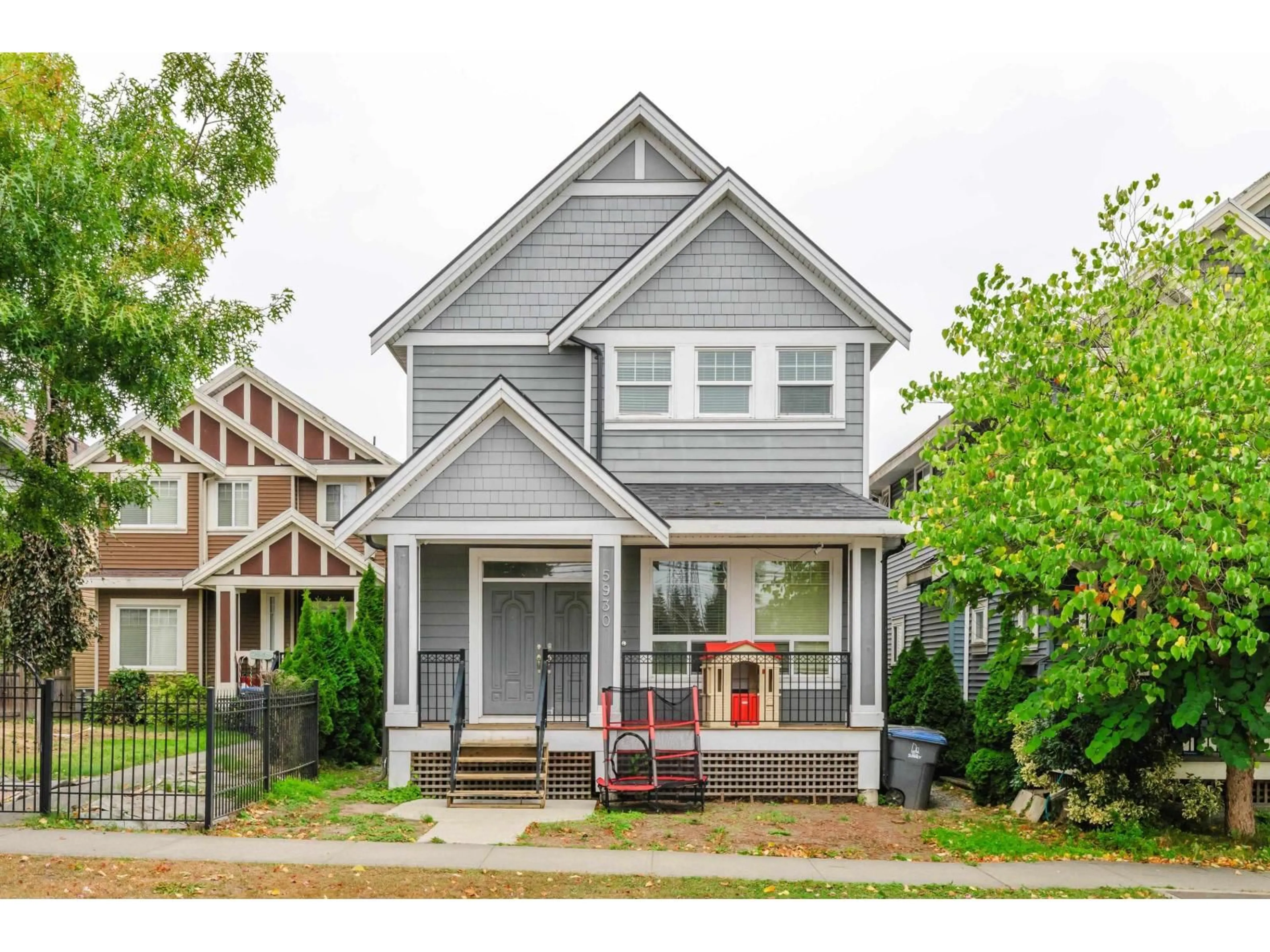 Home with vinyl exterior material, street for 5930 128, Surrey British Columbia V3X1T3