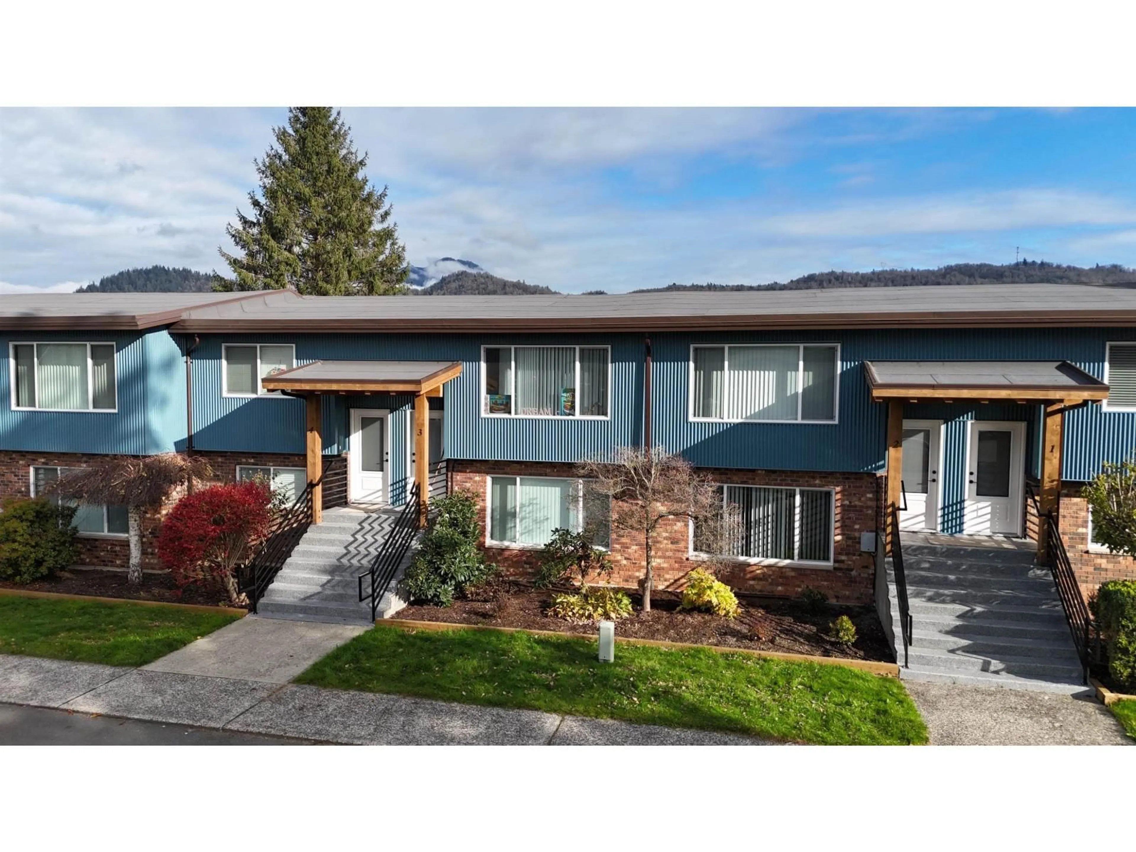 A pic from outside/outdoor area/front of a property/back of a property/a pic from drone, street for 13 - 1715 BEAMAN DRIVE, Agassiz British Columbia V0M1A3
